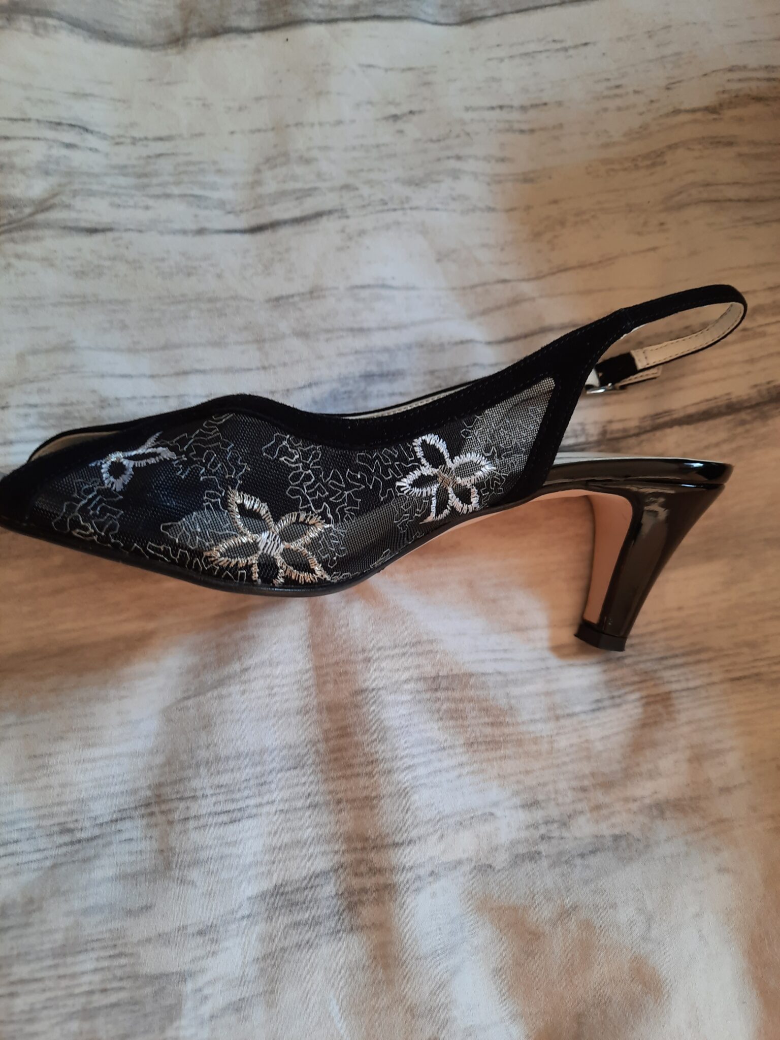 Featured image for Magnifiques sandales noires avec motifs argentés. Faites en Italie.