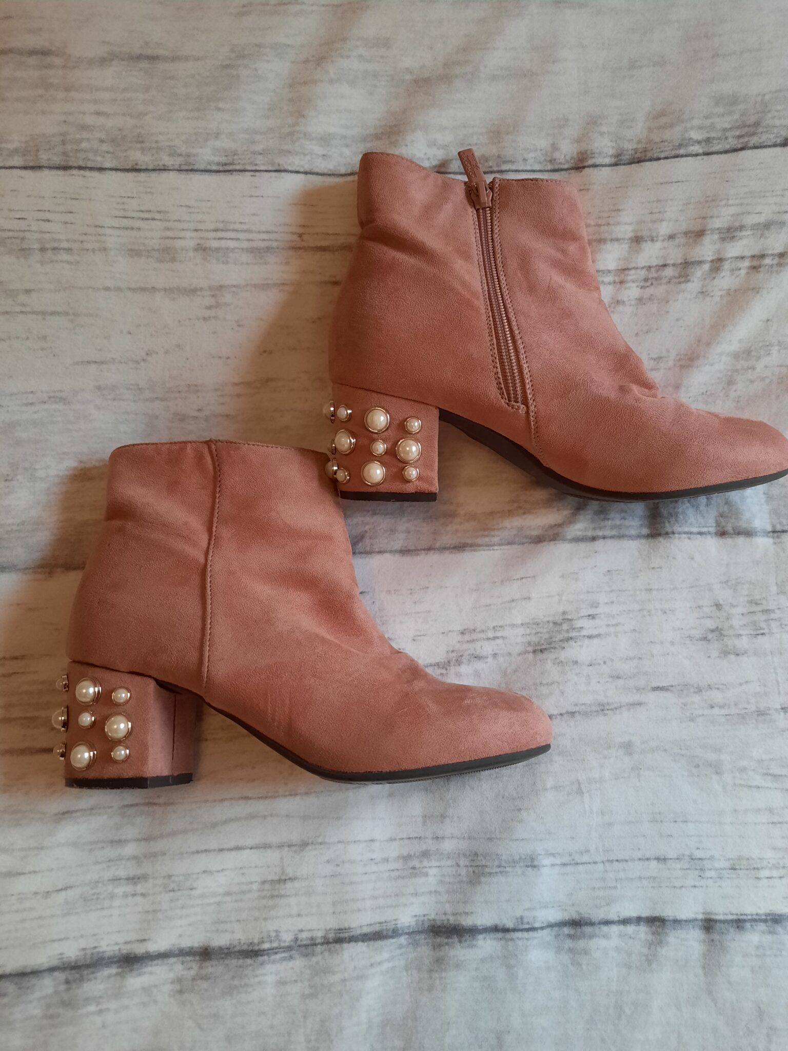 Featured image for Belles Bottes roses avec ornements sur les talons