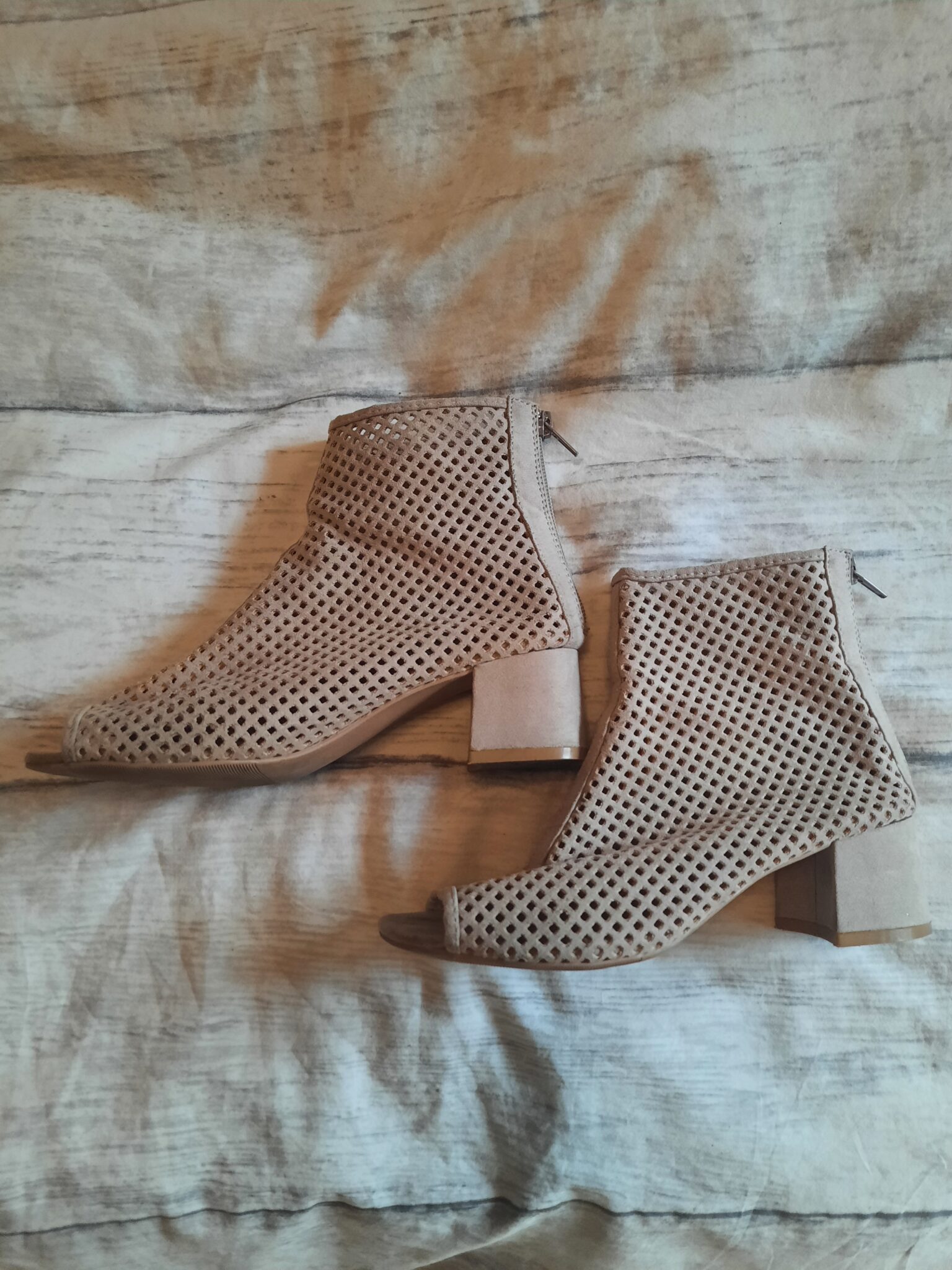Featured image for Belles bottes courtes en filet couleur beige