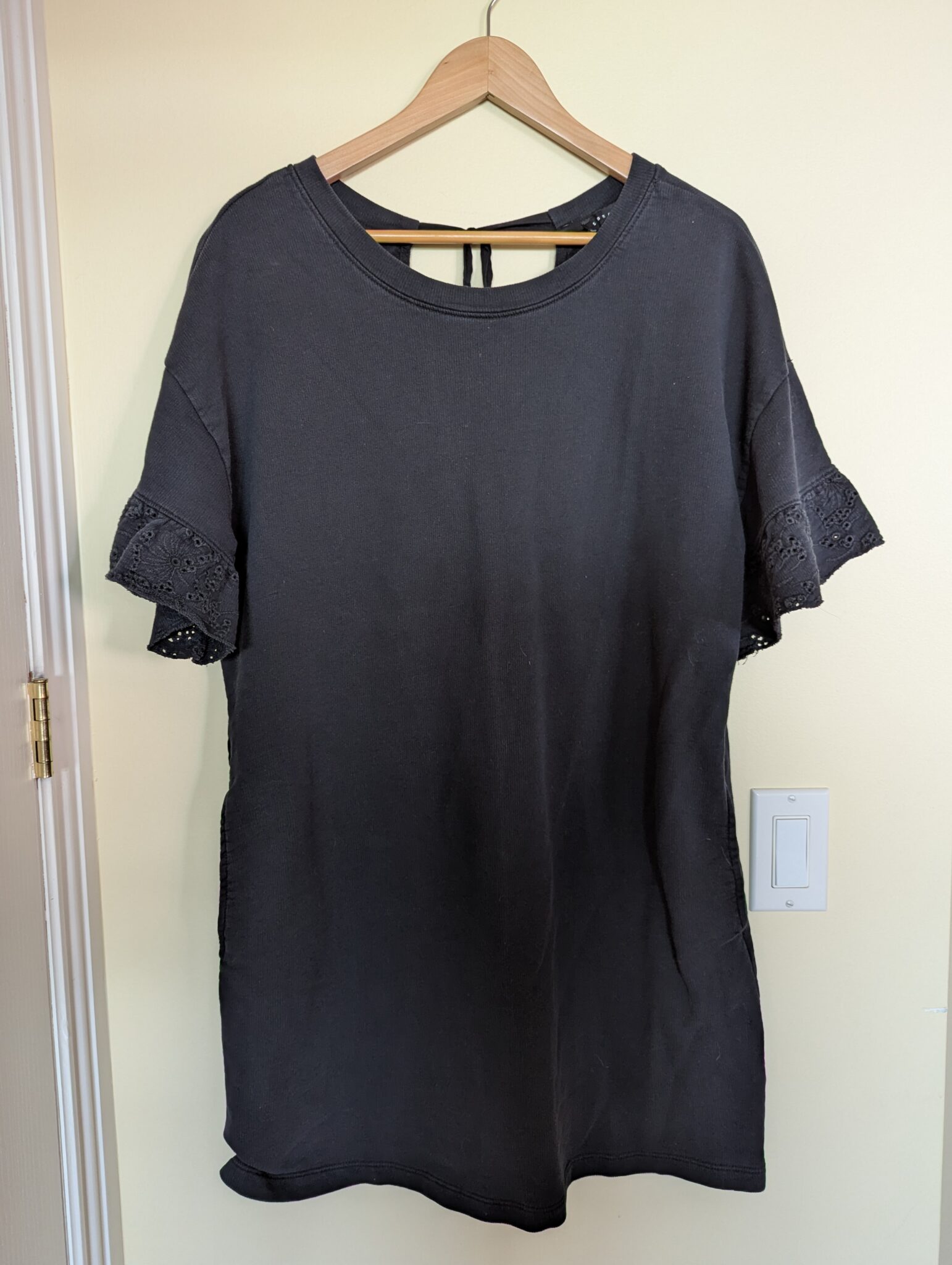 Featured image for Robe tunique noire à manches à volants broderie anglaise