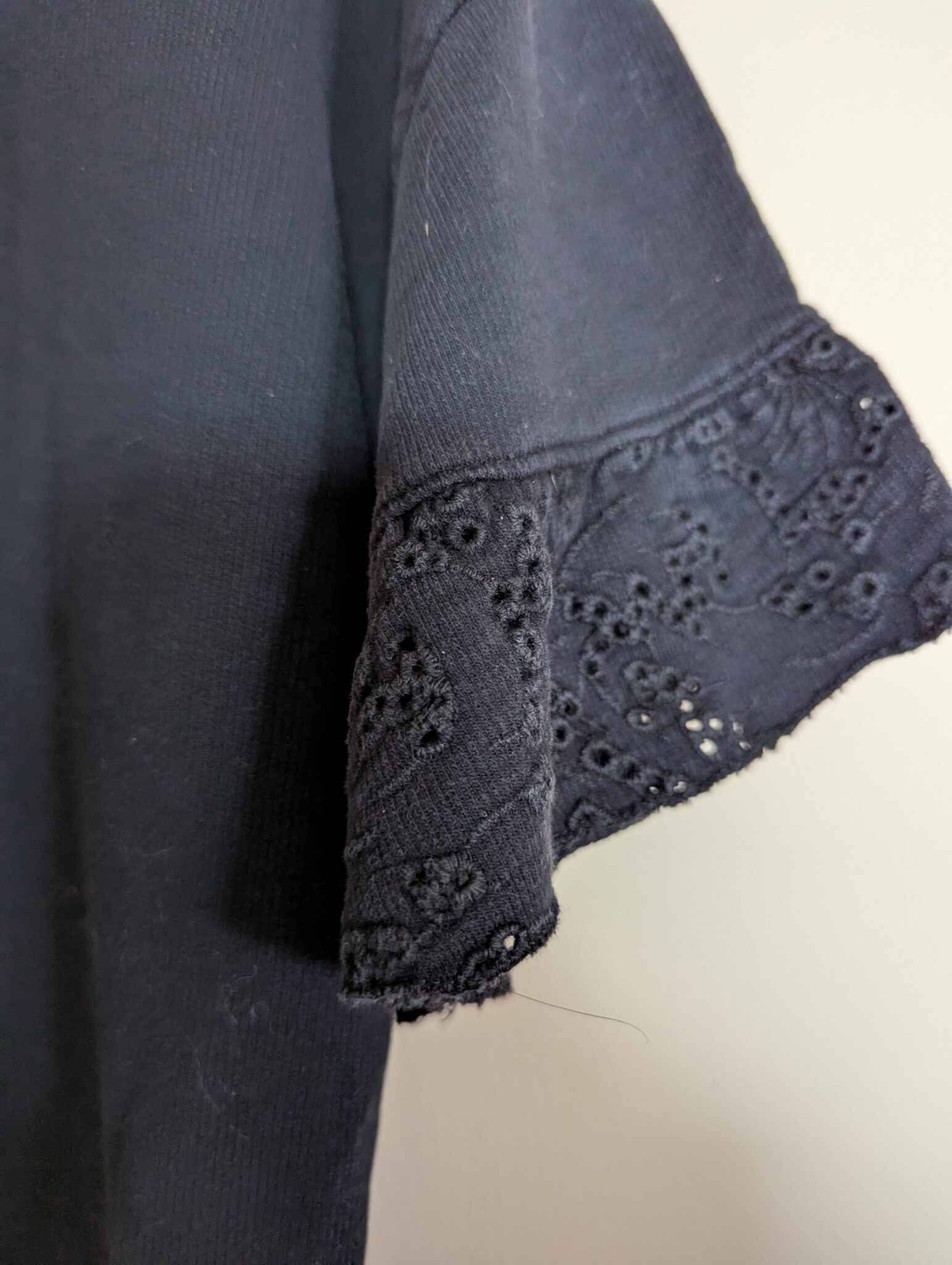 Image for Robe tunique noire à manches à volants broderie anglaise
