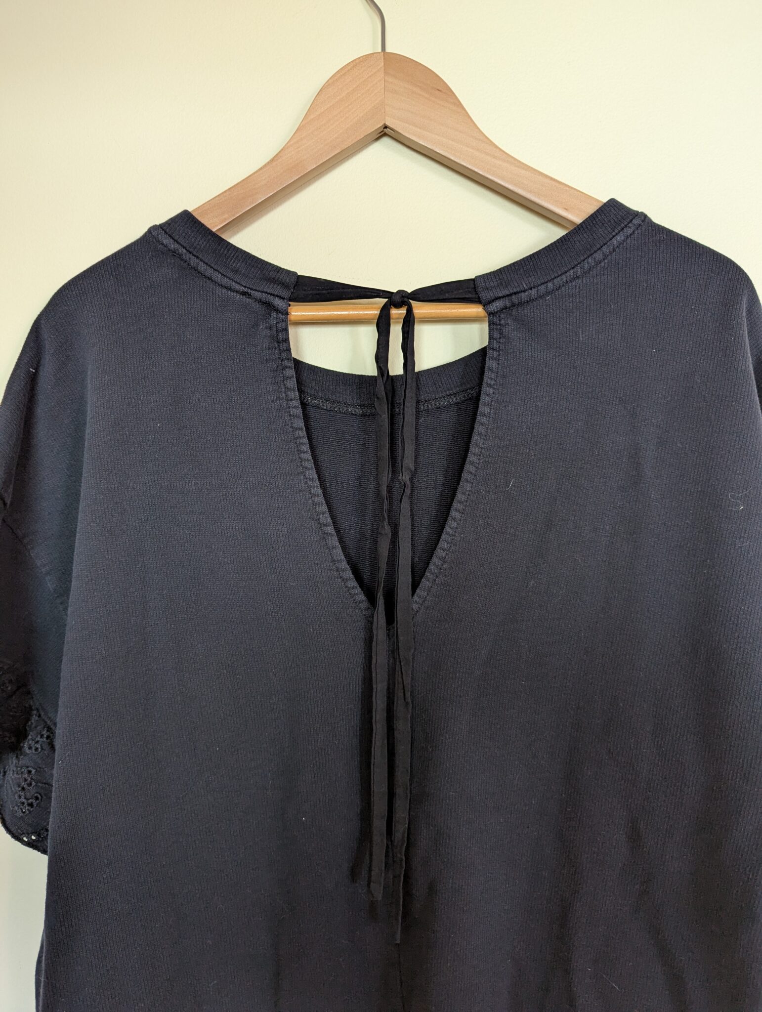 Image for Robe tunique noire à manches à volants broderie anglaise