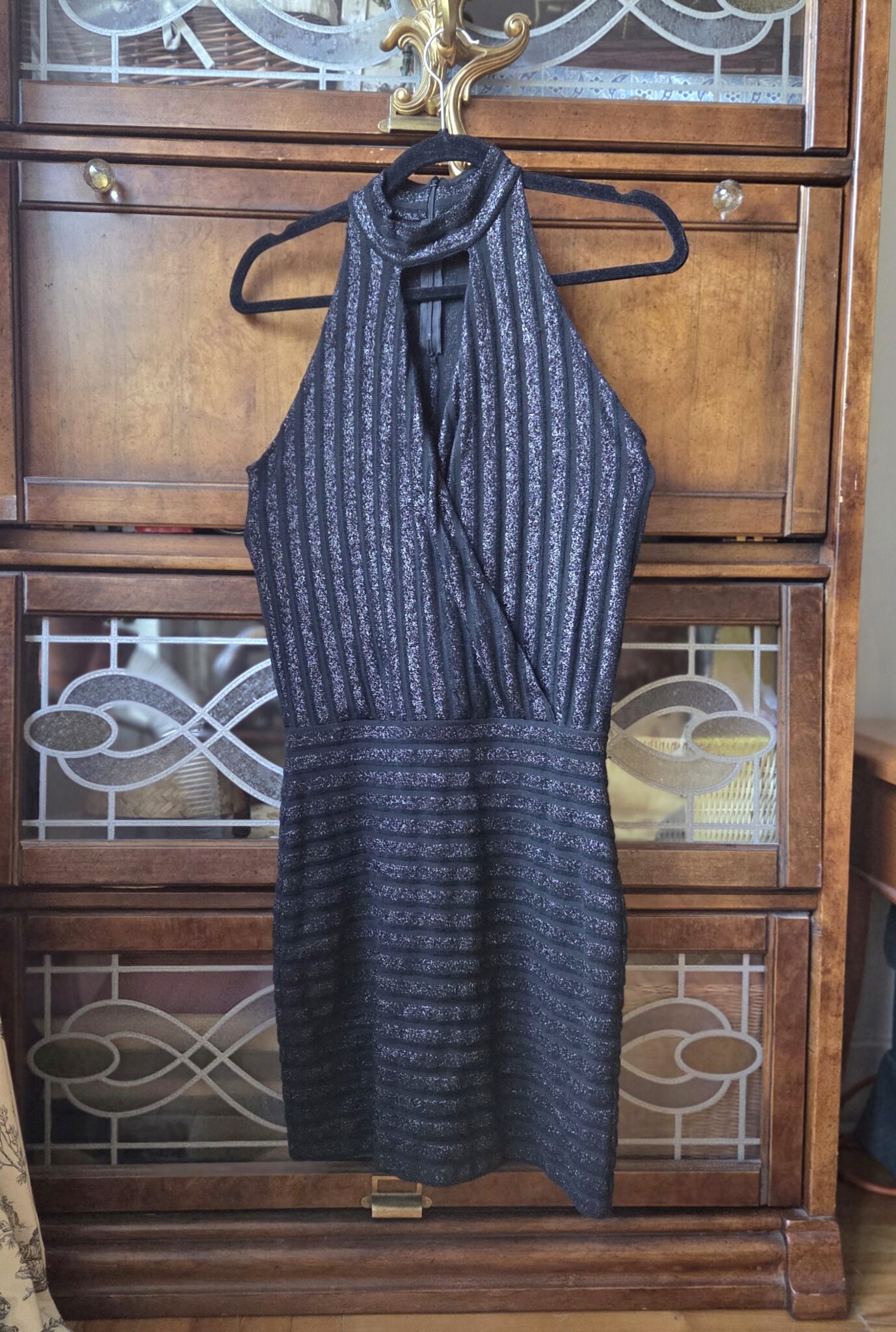Featured image for FILIPPA K -Élégante robe licou à rayures noires et métallisées