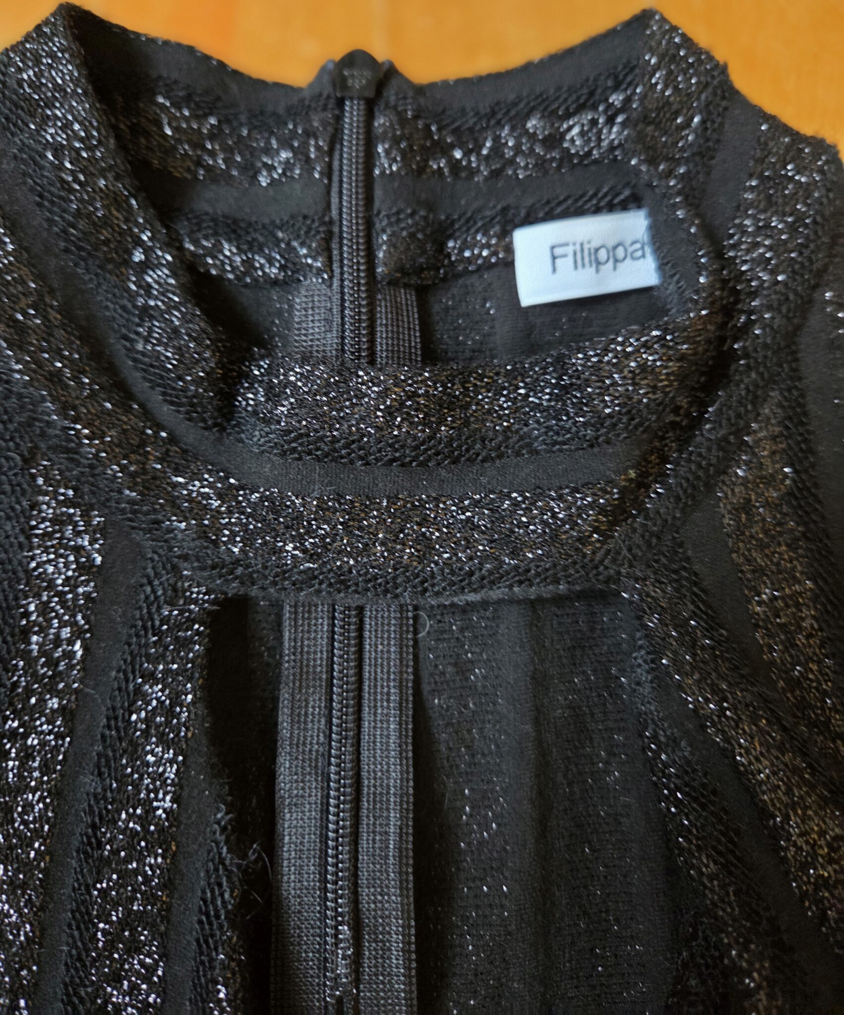 Image for FILIPPA K -Élégante robe licou à rayures noires et métallisées
