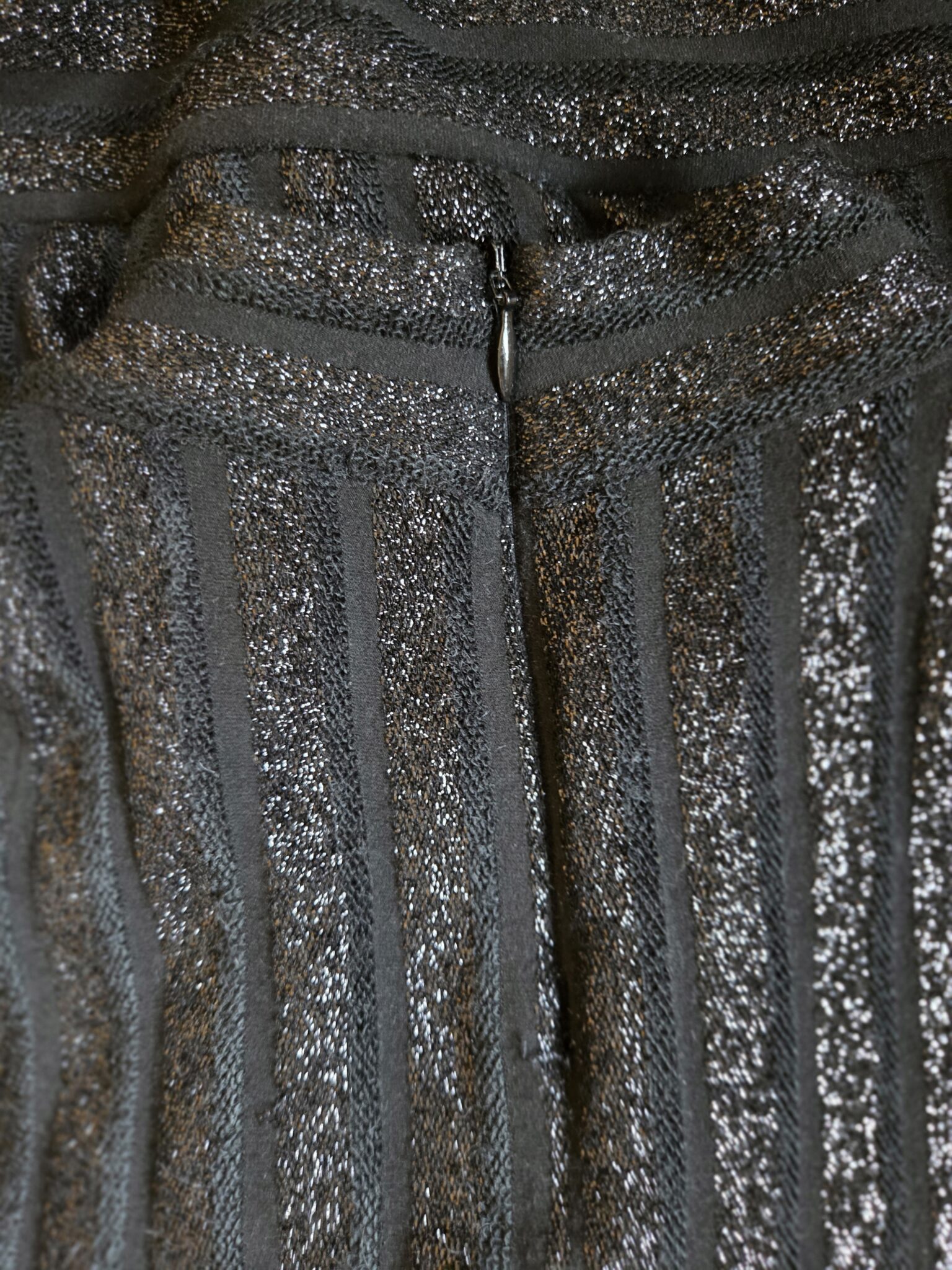 Image for FILIPPA K -Élégante robe licou à rayures noires et métallisées