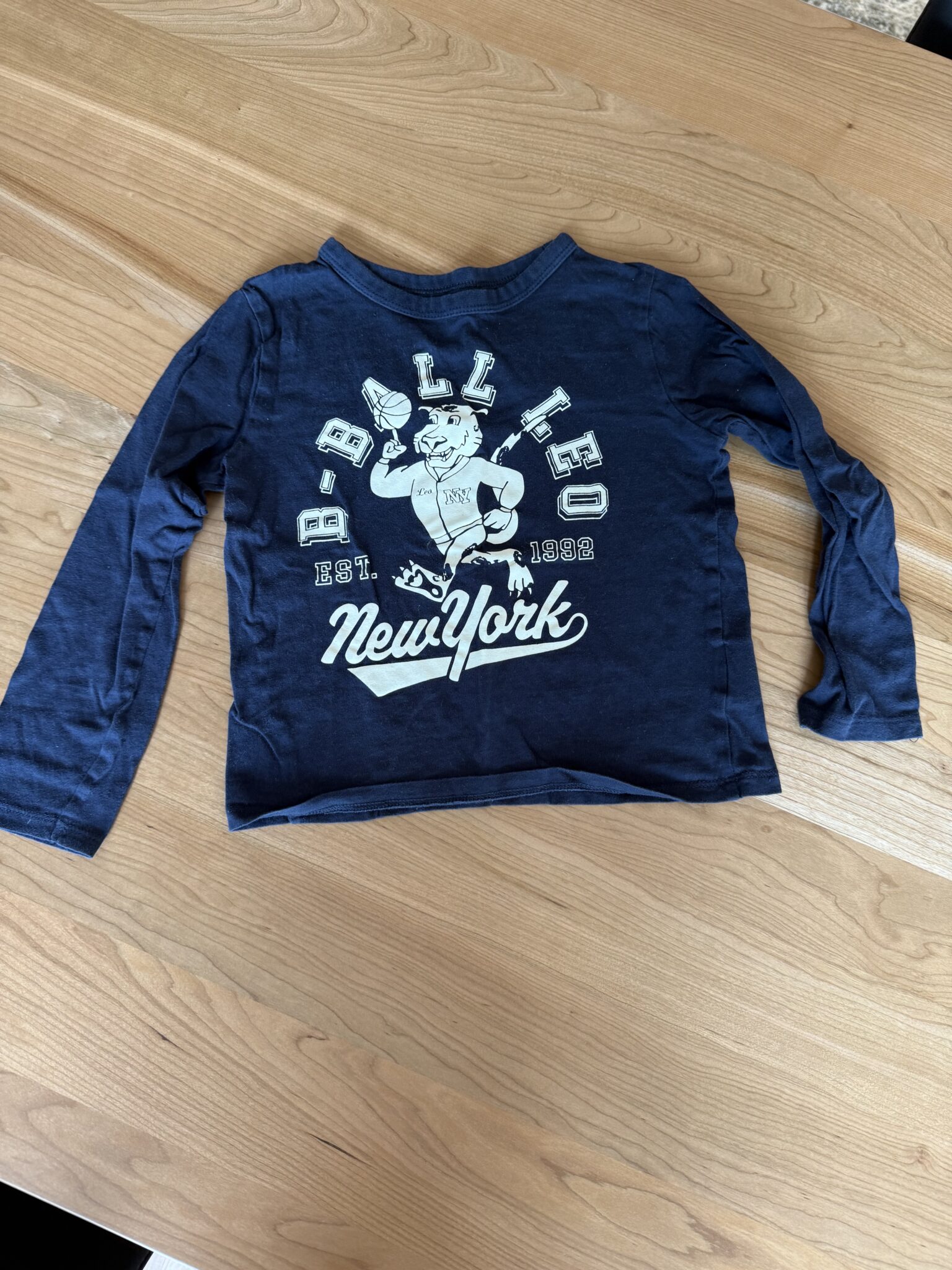 Featured image for Chandail bleu marine New York