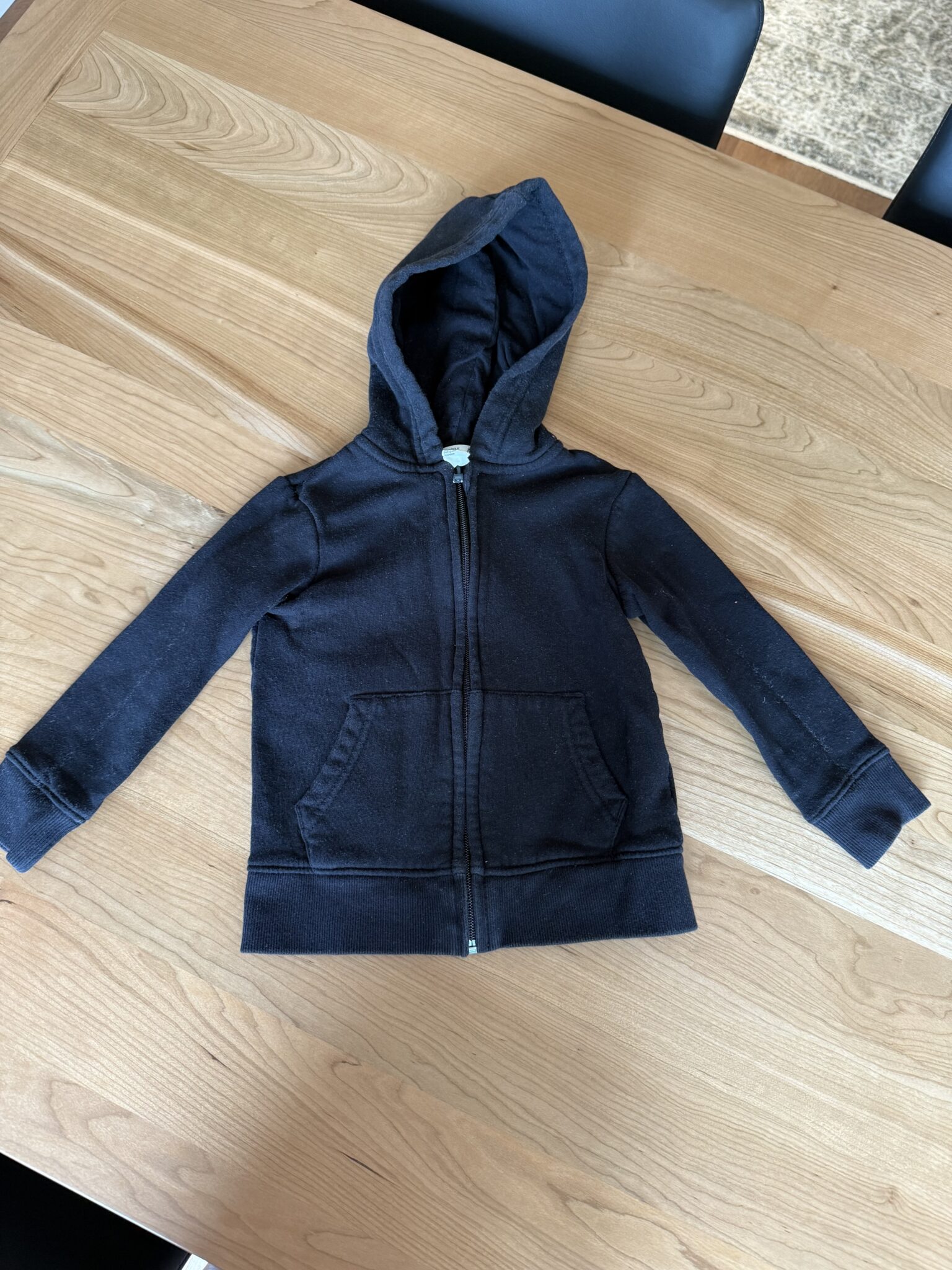Featured image for Veste noire à capuchon