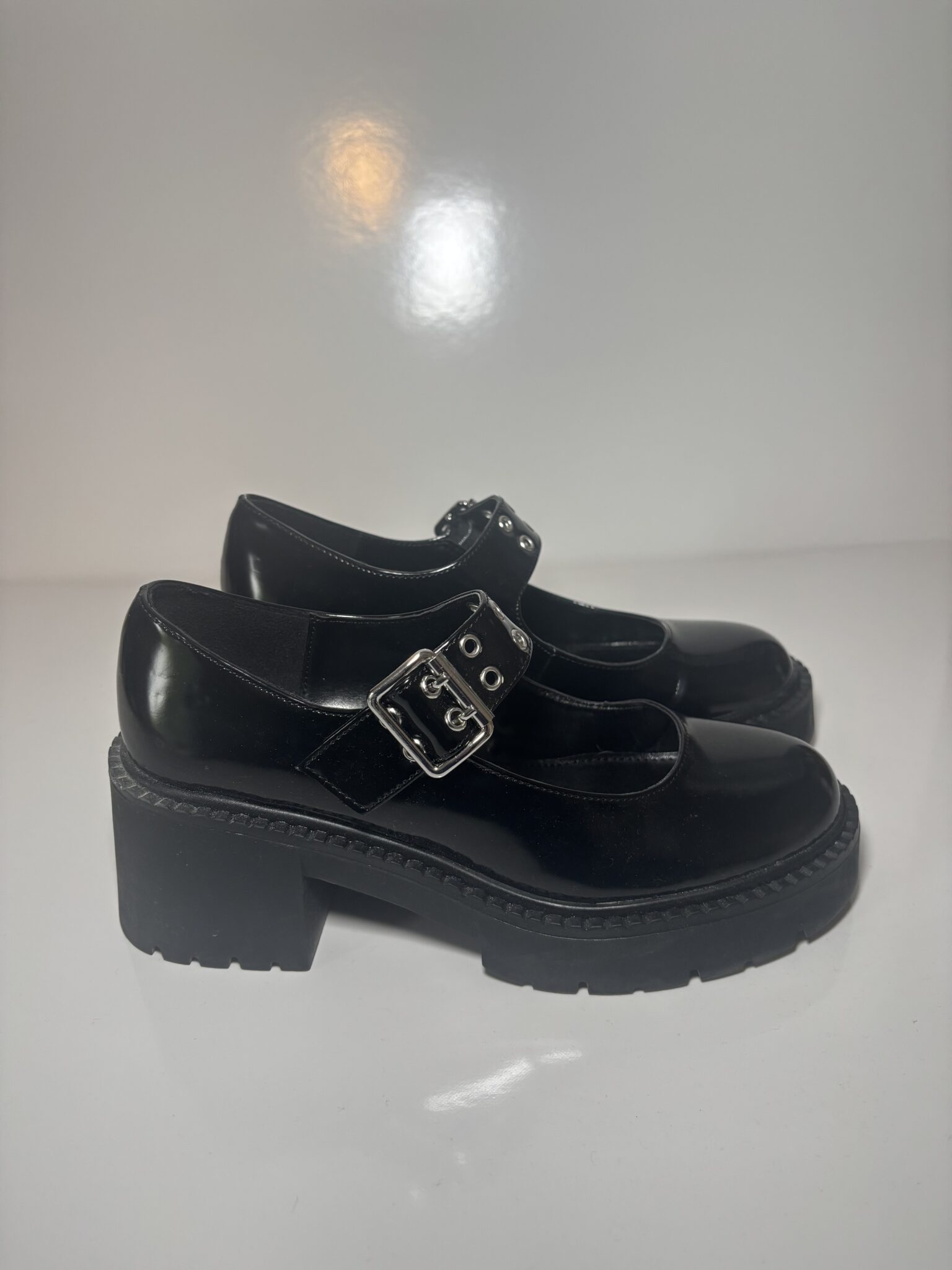 Featured image for Soulier noir en cuir vernis