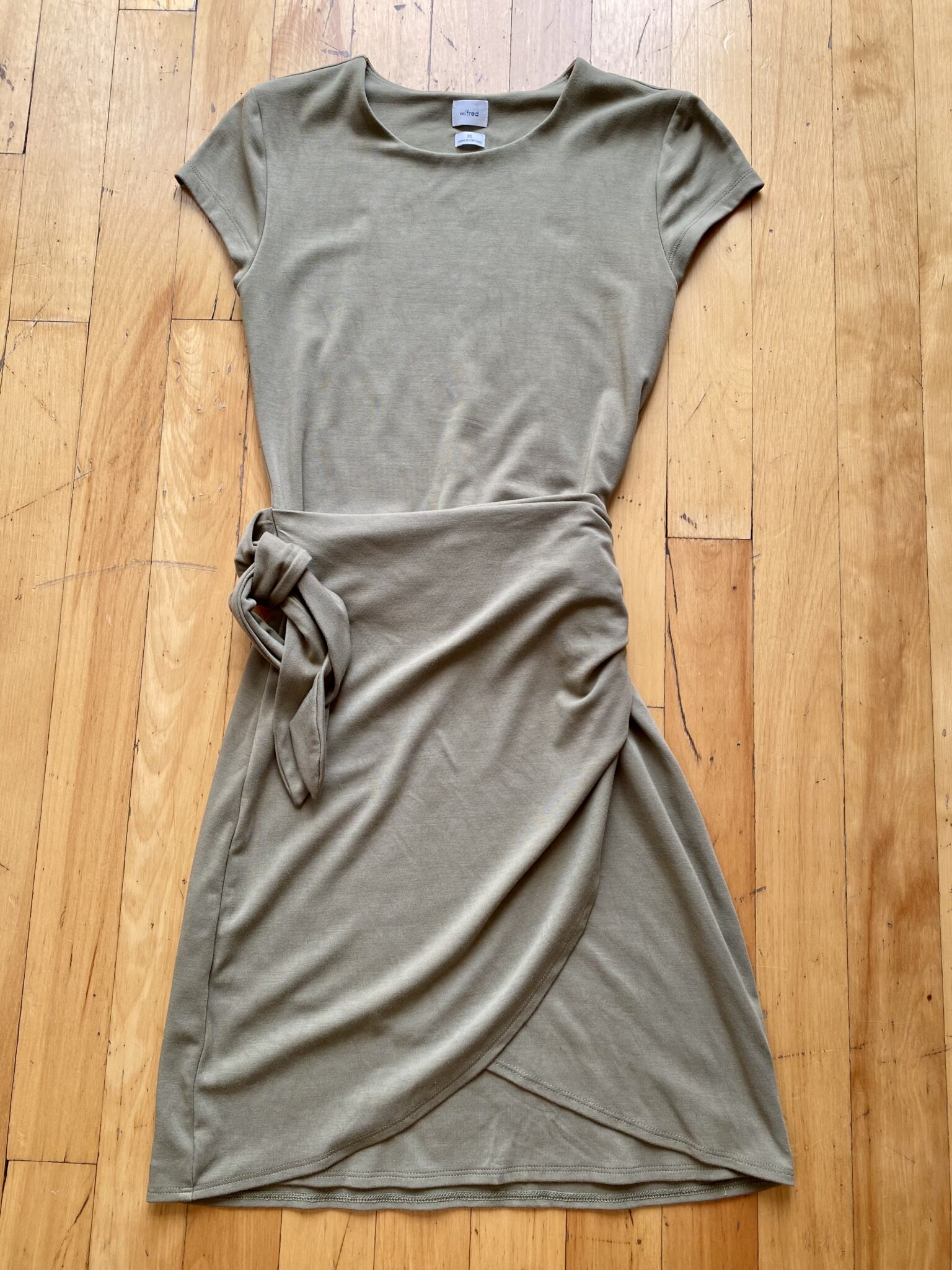 Featured image for Robe portefeuille Aritzia olive