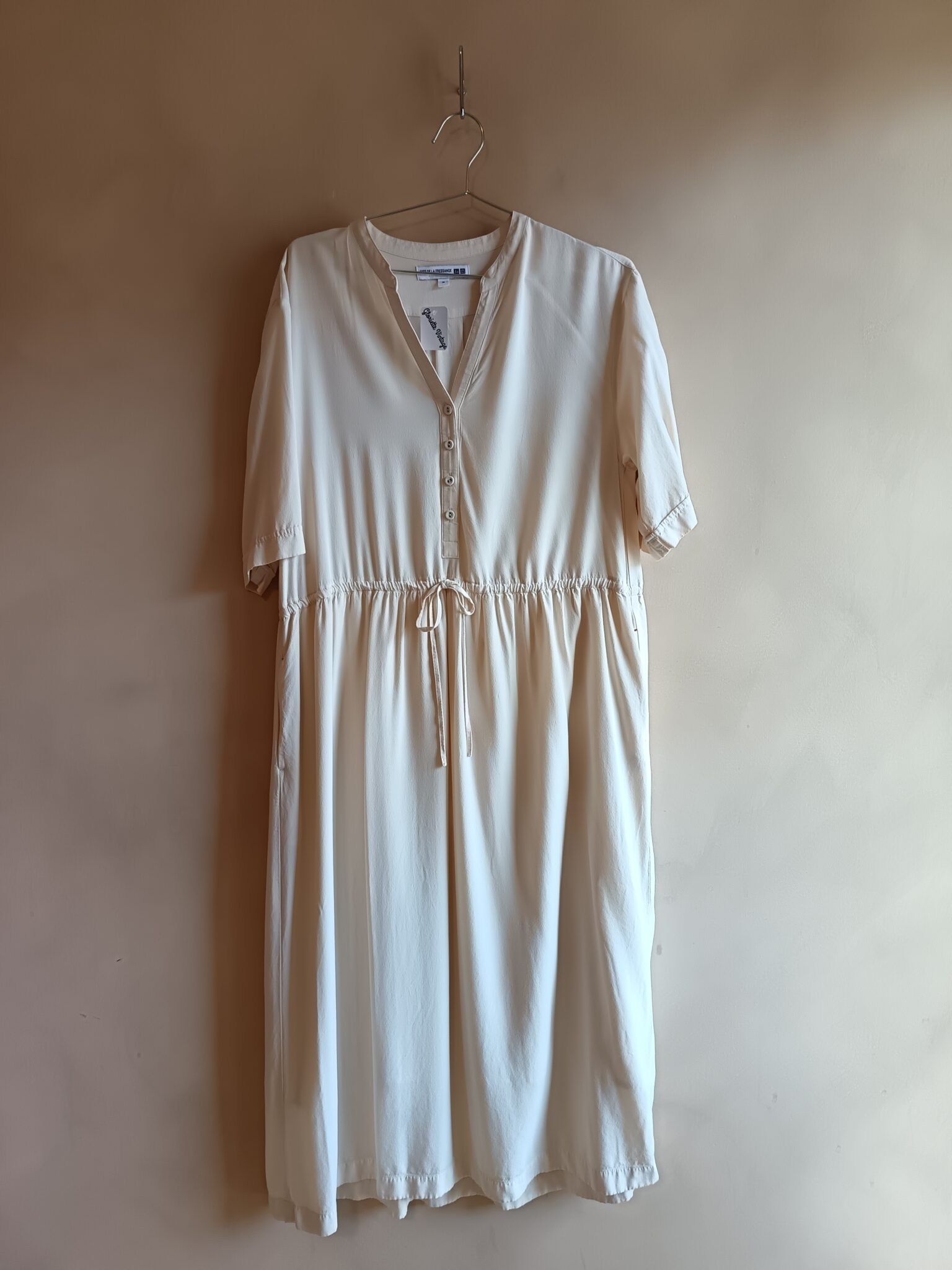 Featured image for Robe longue écrue Inès de la Fressange x Uniqlo