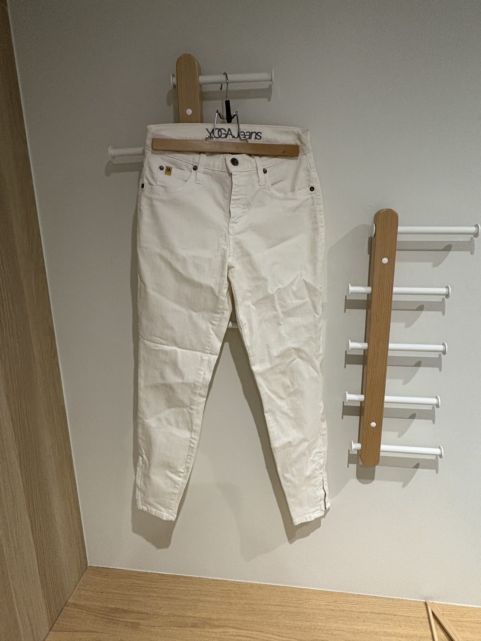 Featured image for Yoga Jeans blancs coupe droite