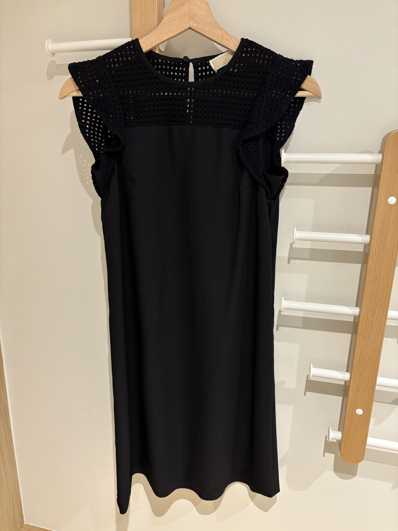 Featured image for Robe Michael Kors noire avec détail de broderie