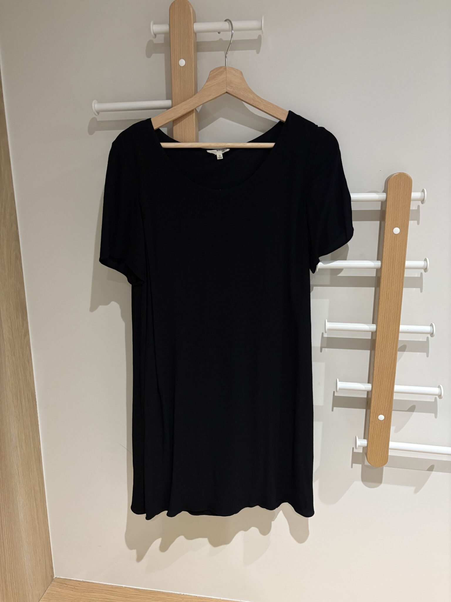Featured image for Petite robe noire à manches courtes