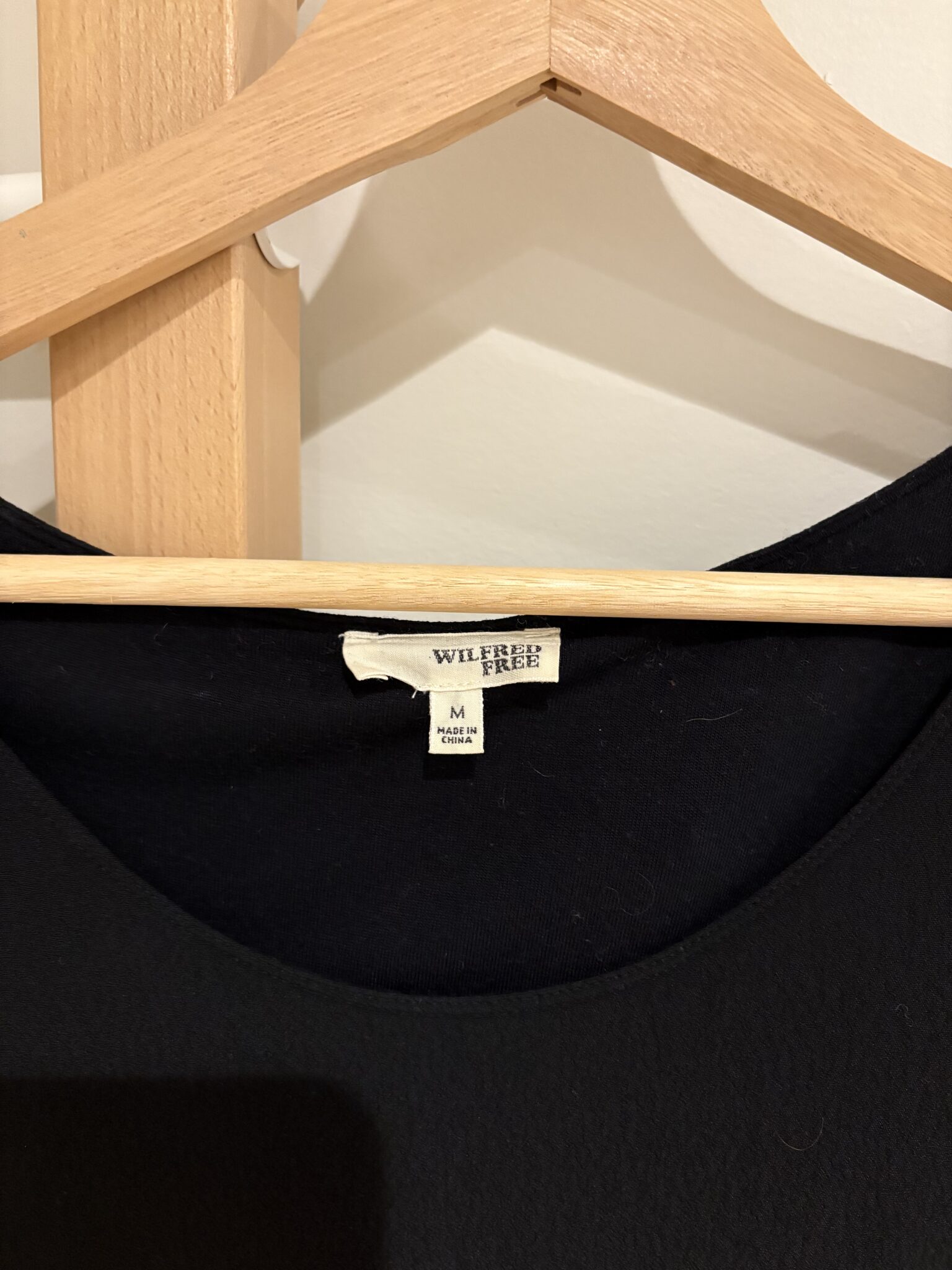 Image for Petite robe noire à manches courtes