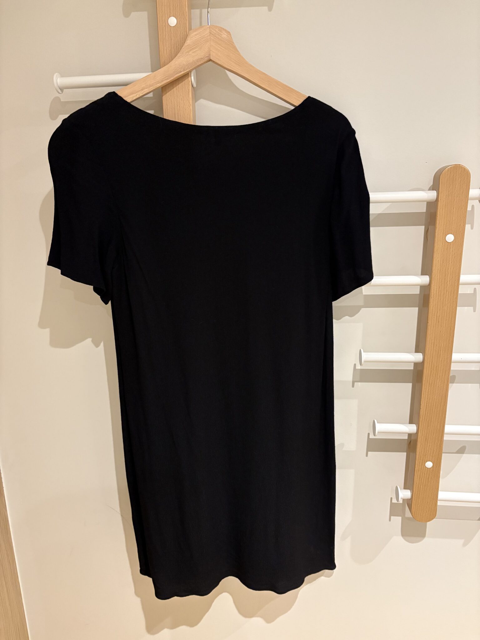 Image for Petite robe noire à manches courtes