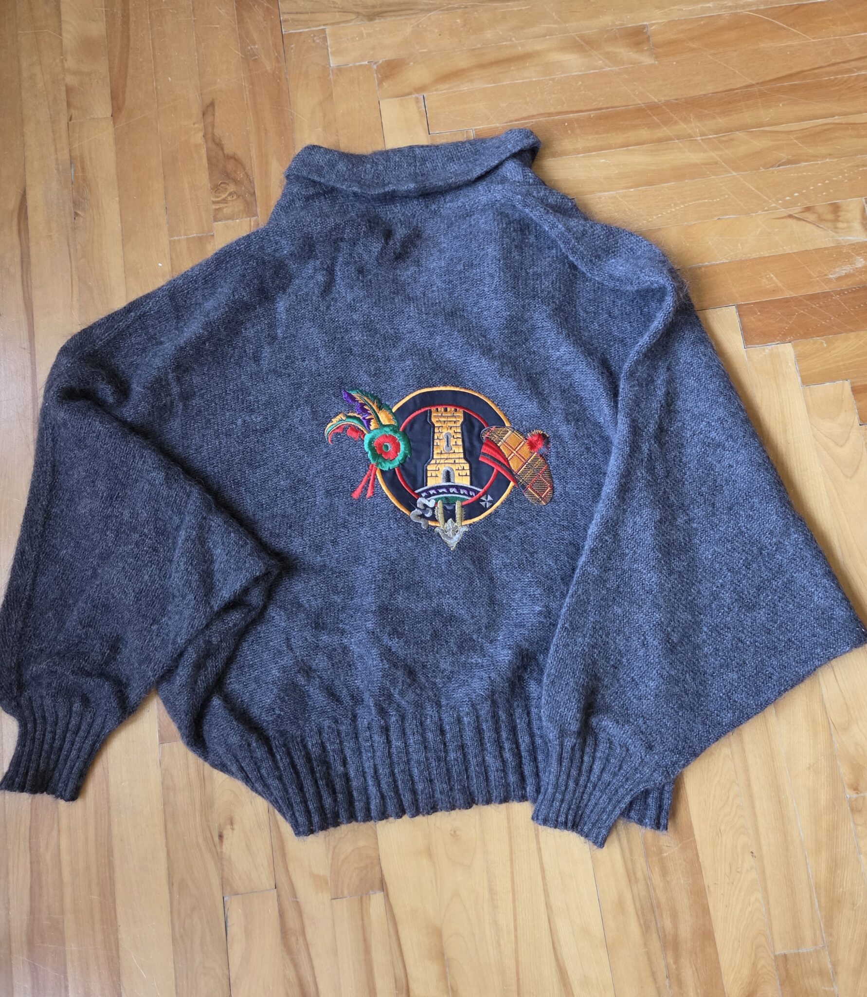 Featured image for Superbe cardigan écossais brodé en mohair gris foncé