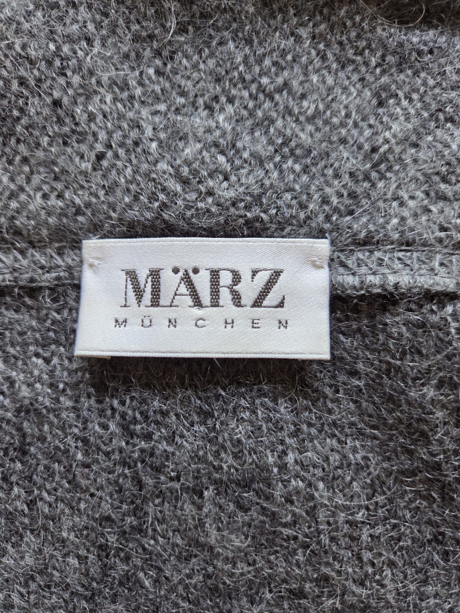 Image for Superbe cardigan écossais brodé en mohair gris foncé