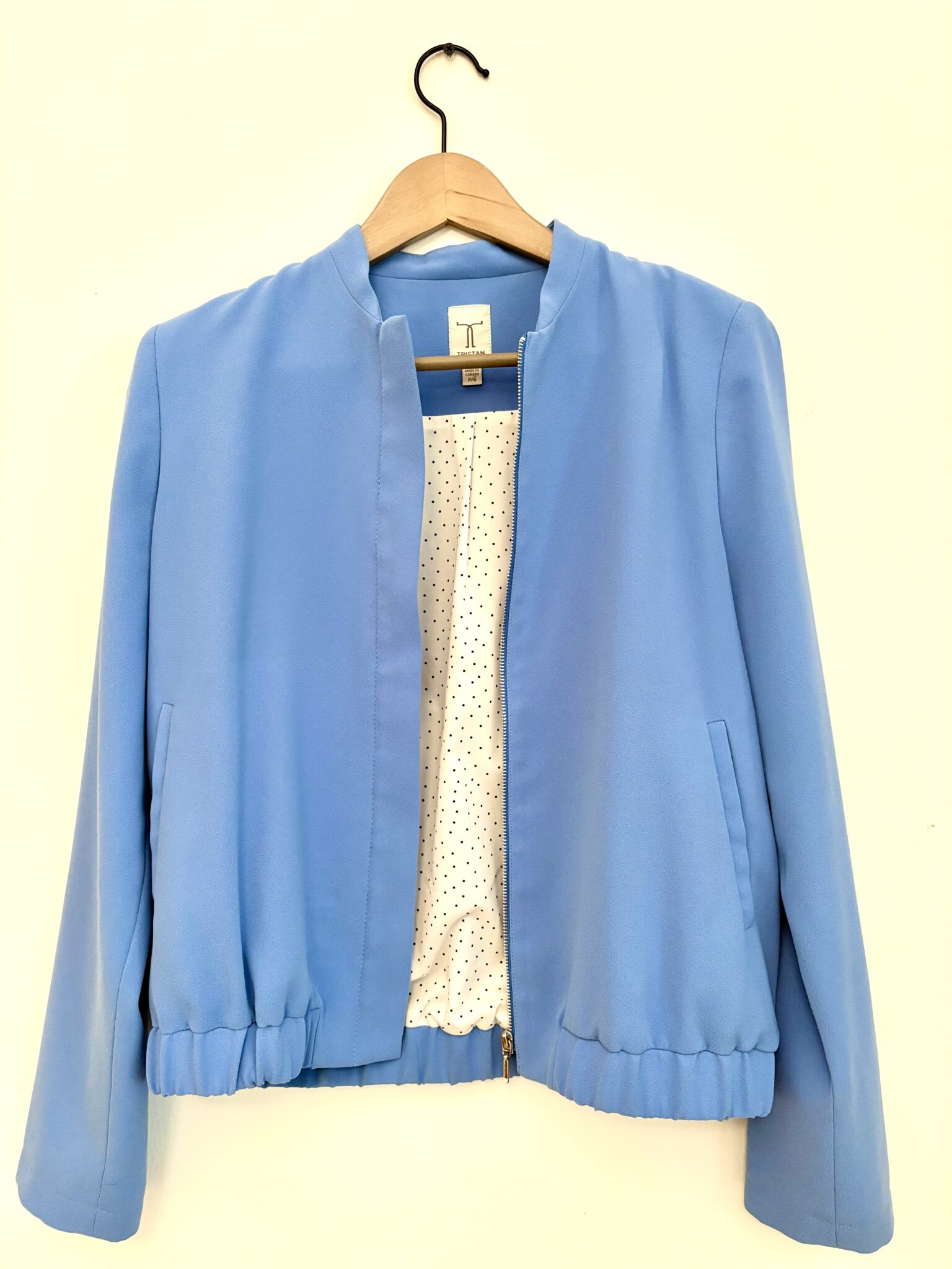 Featured image for Veste en crêpe bleu ciel