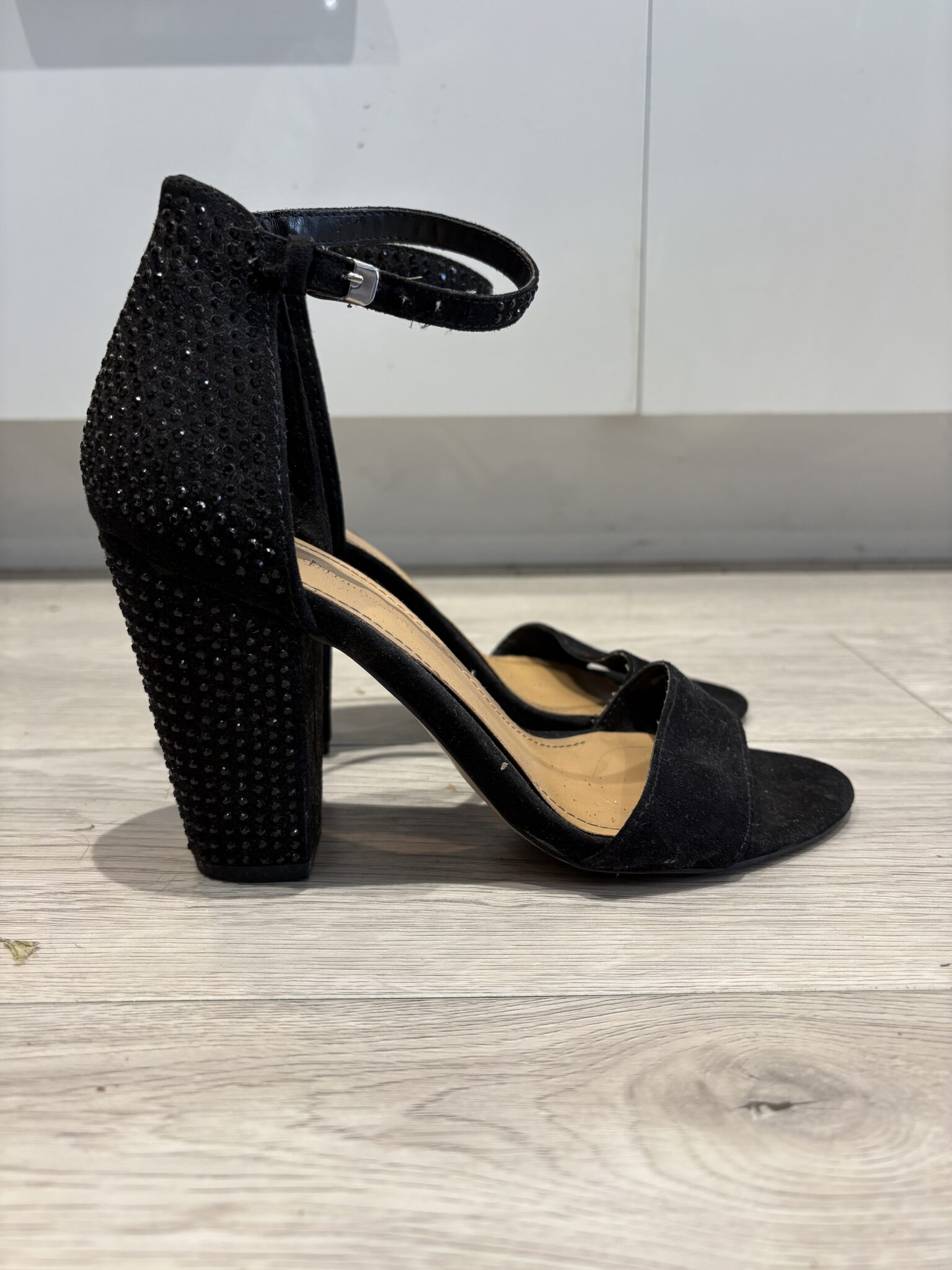 Featured image for Sandales à talon avec strass