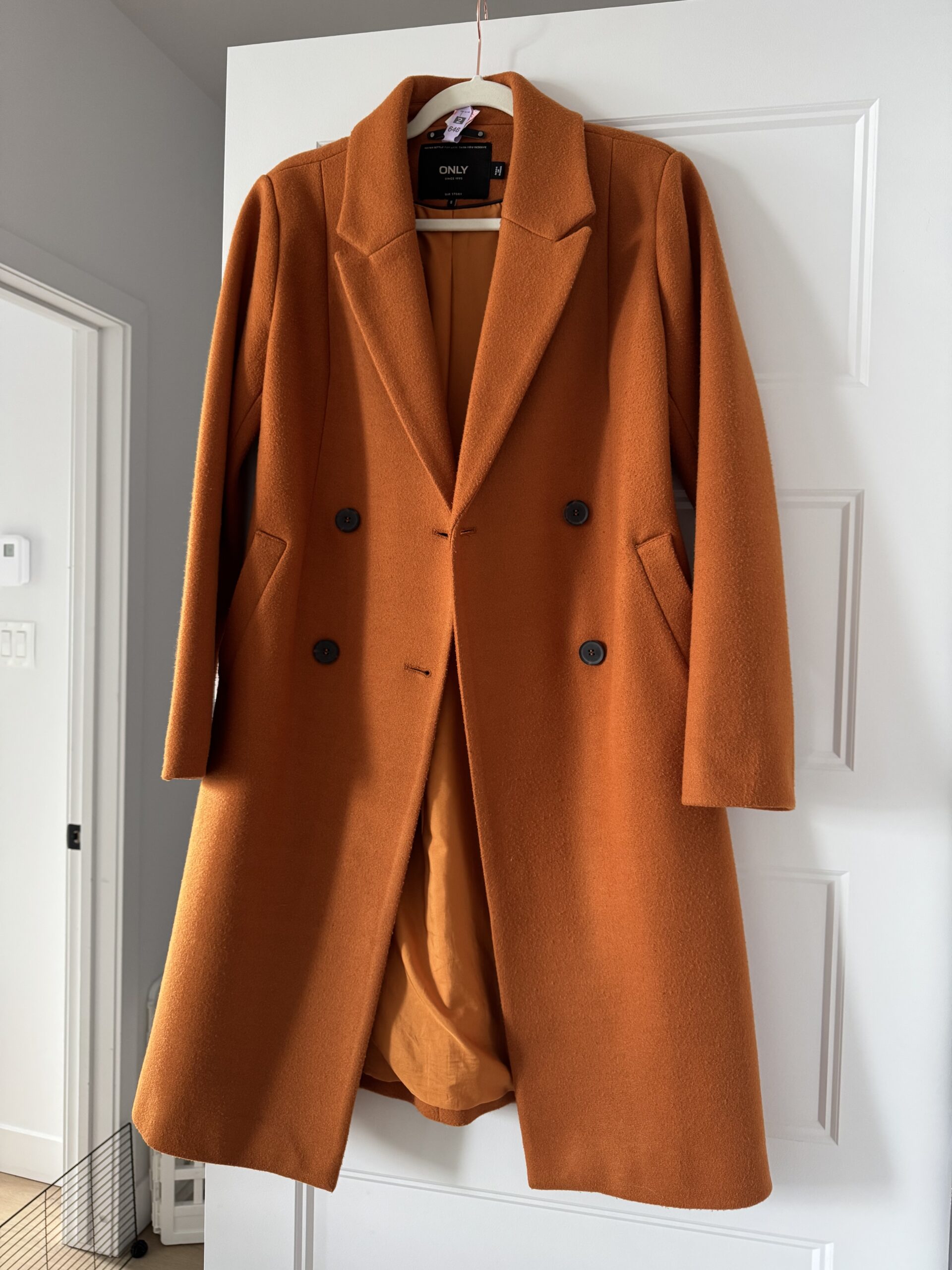 Magnifique manteau mi-saison mélange de Laine. Fraîchement nettoyé à sec. Only seconde main