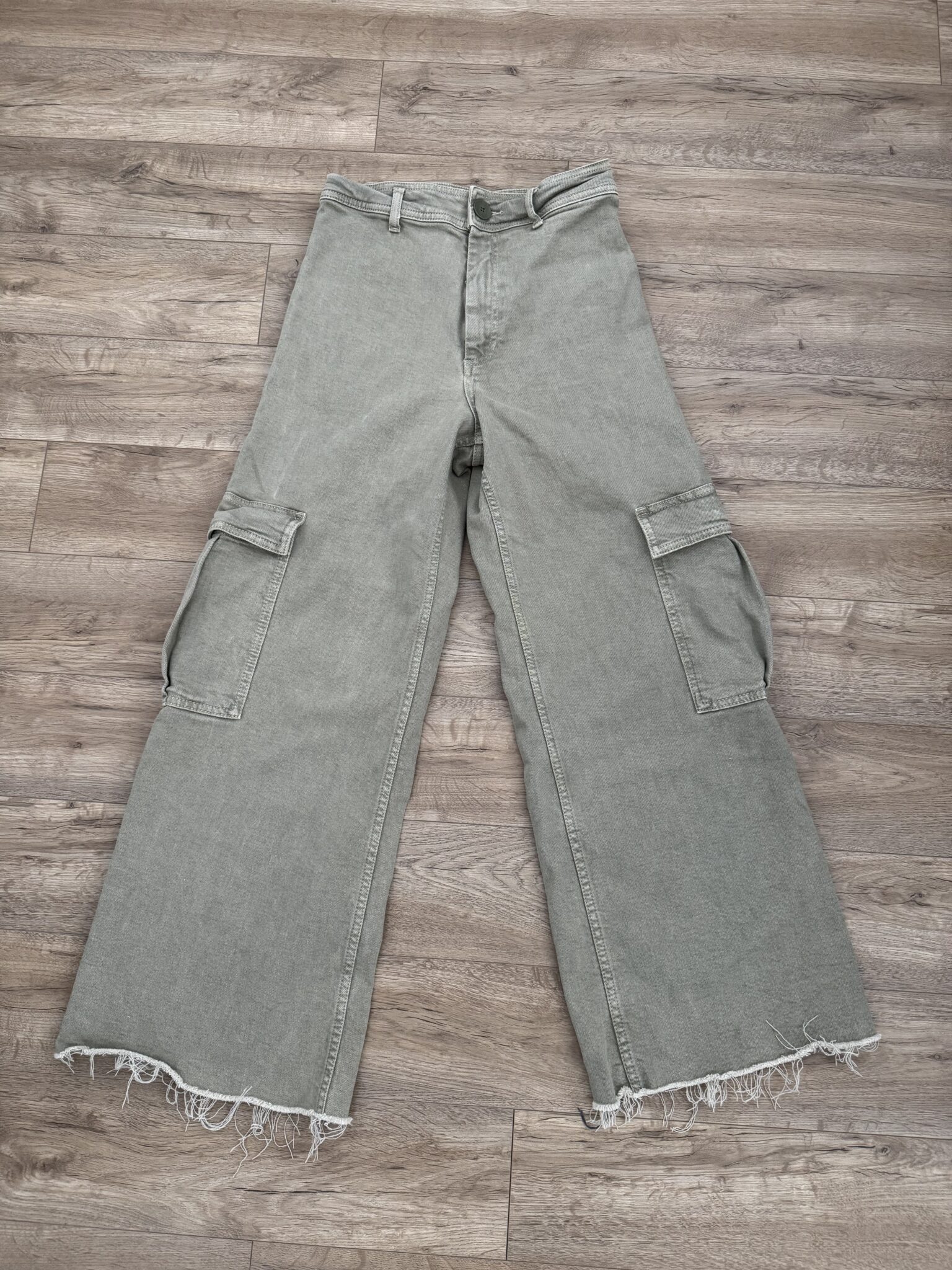 Featured image for 4 - Cargo kaki Zara