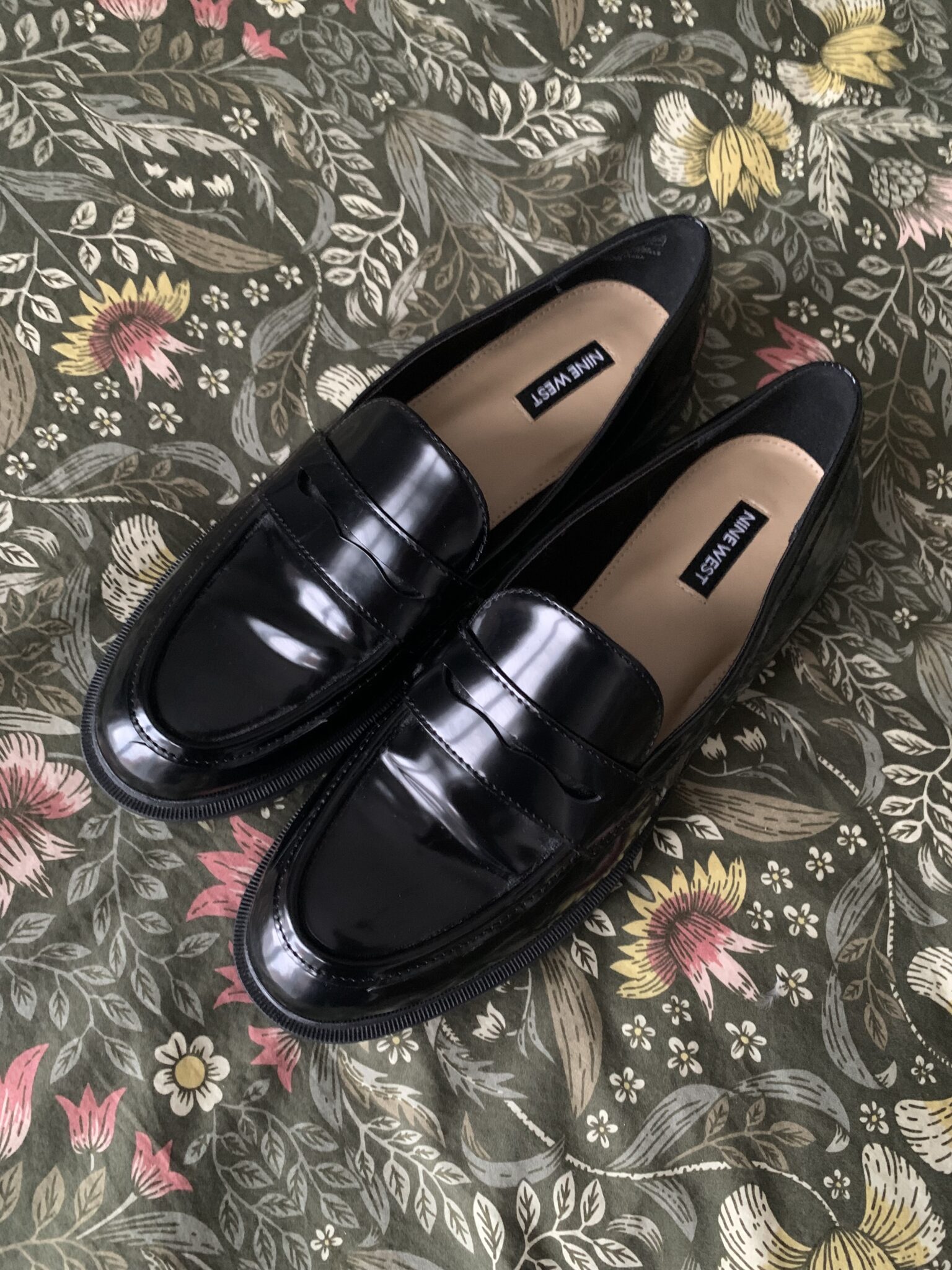 Featured image for Flâneurs en cuir verni