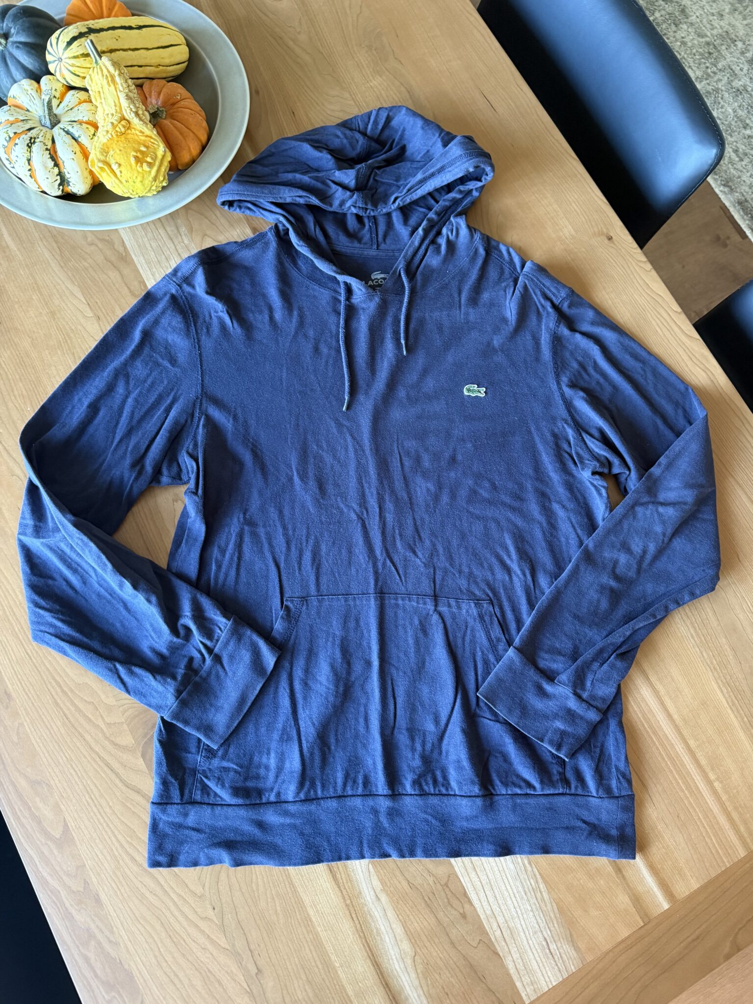 Featured image for Chandail bleu marin à capuchon