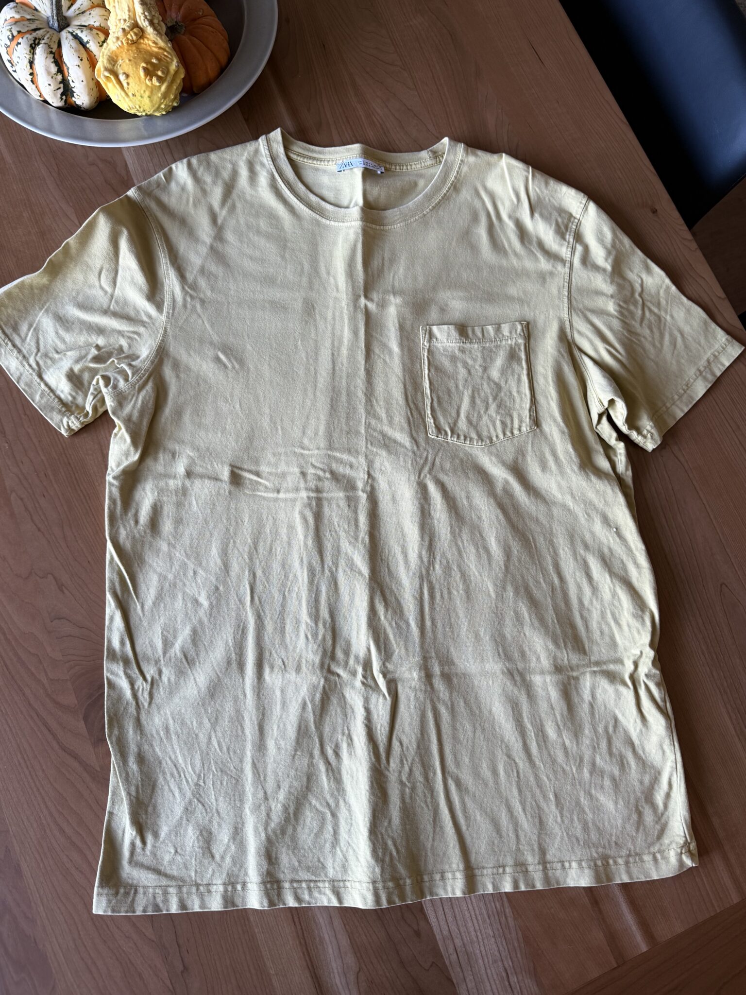 Featured image for Tshirt jaune ocre avec poche