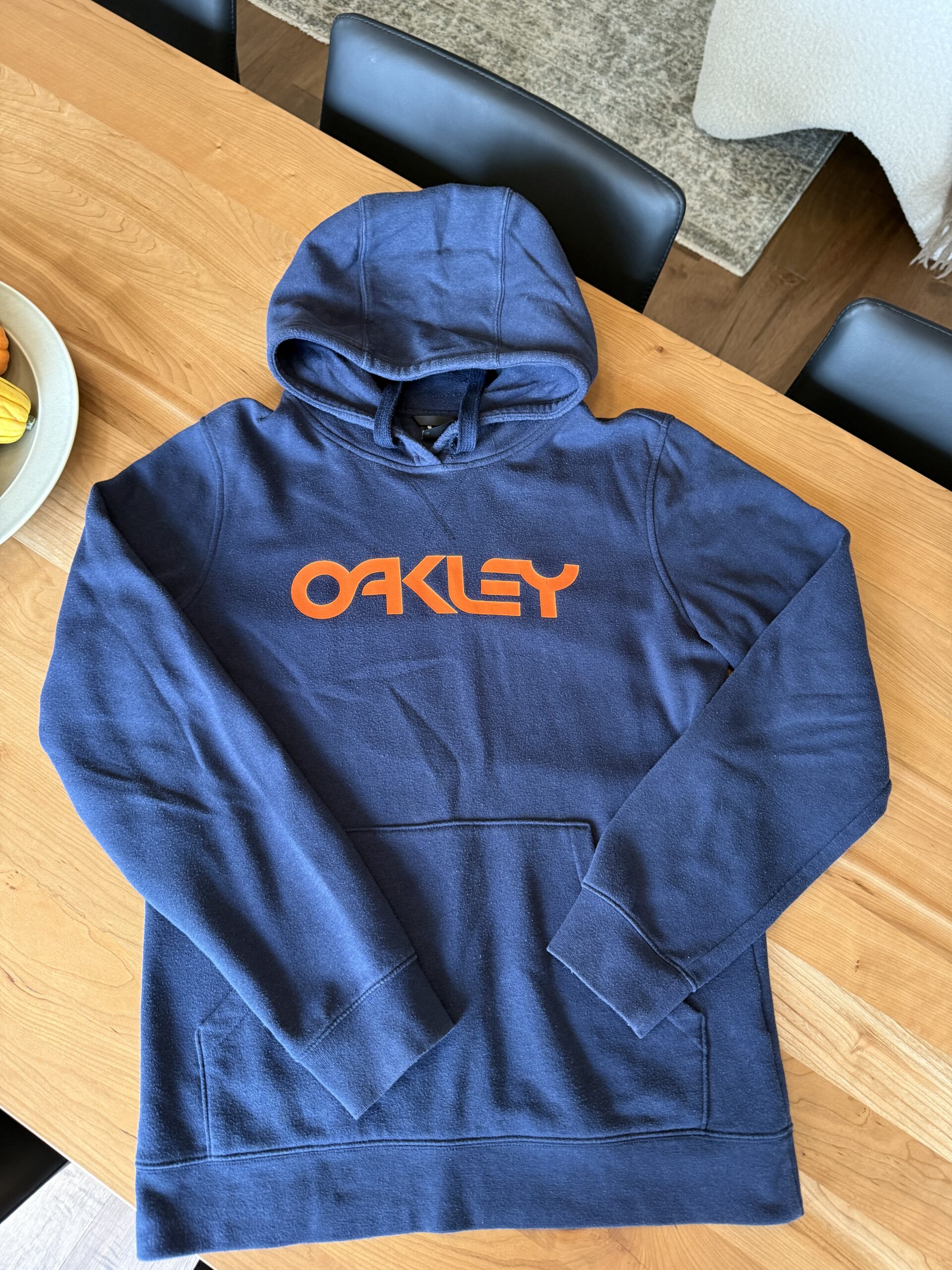 Chandail à capuchon bleu marine et orange Oakley seconde main