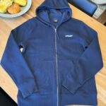 Featured thumbnail for Veste à capuchon bleu marine