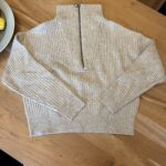 Featured thumbnail for Chandail beige demi zip