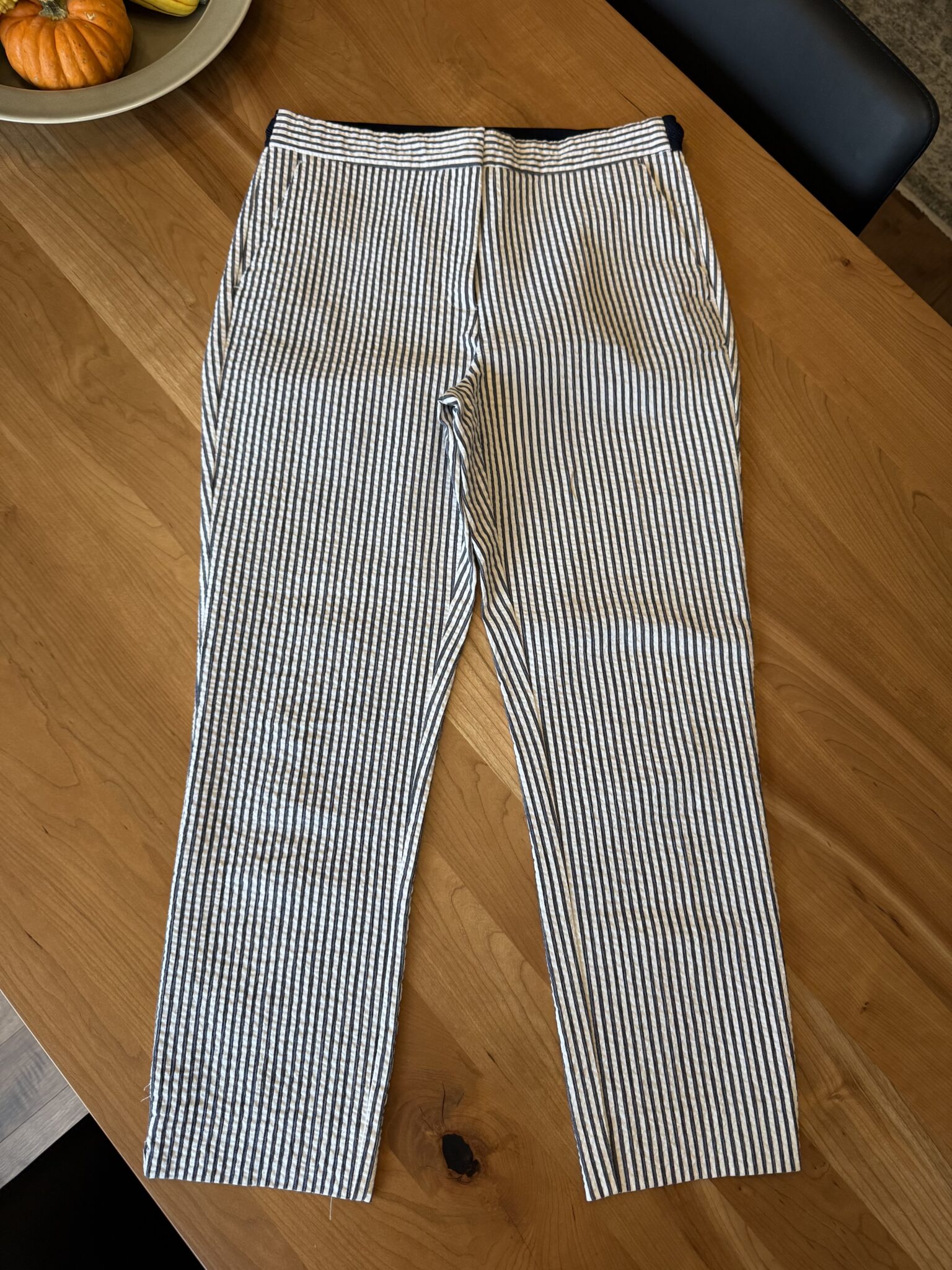 Featured image for Pantalon ligné bleu marine et blanc