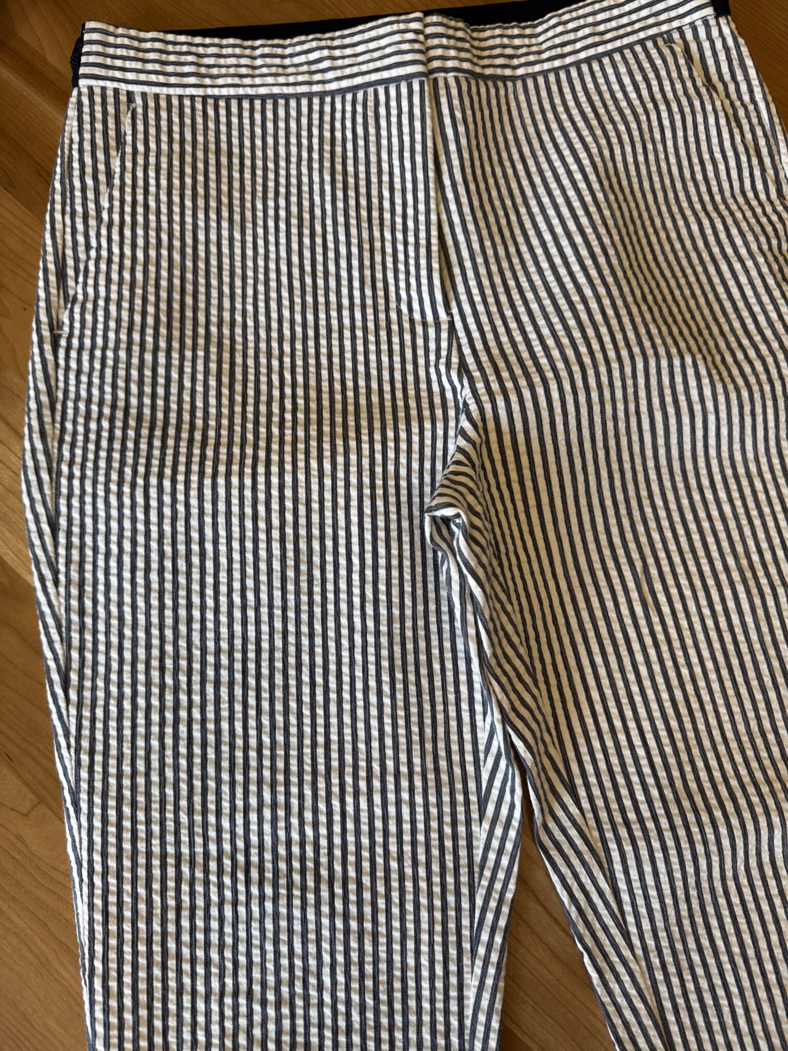 Image for Pantalon ligné bleu marine et blanc