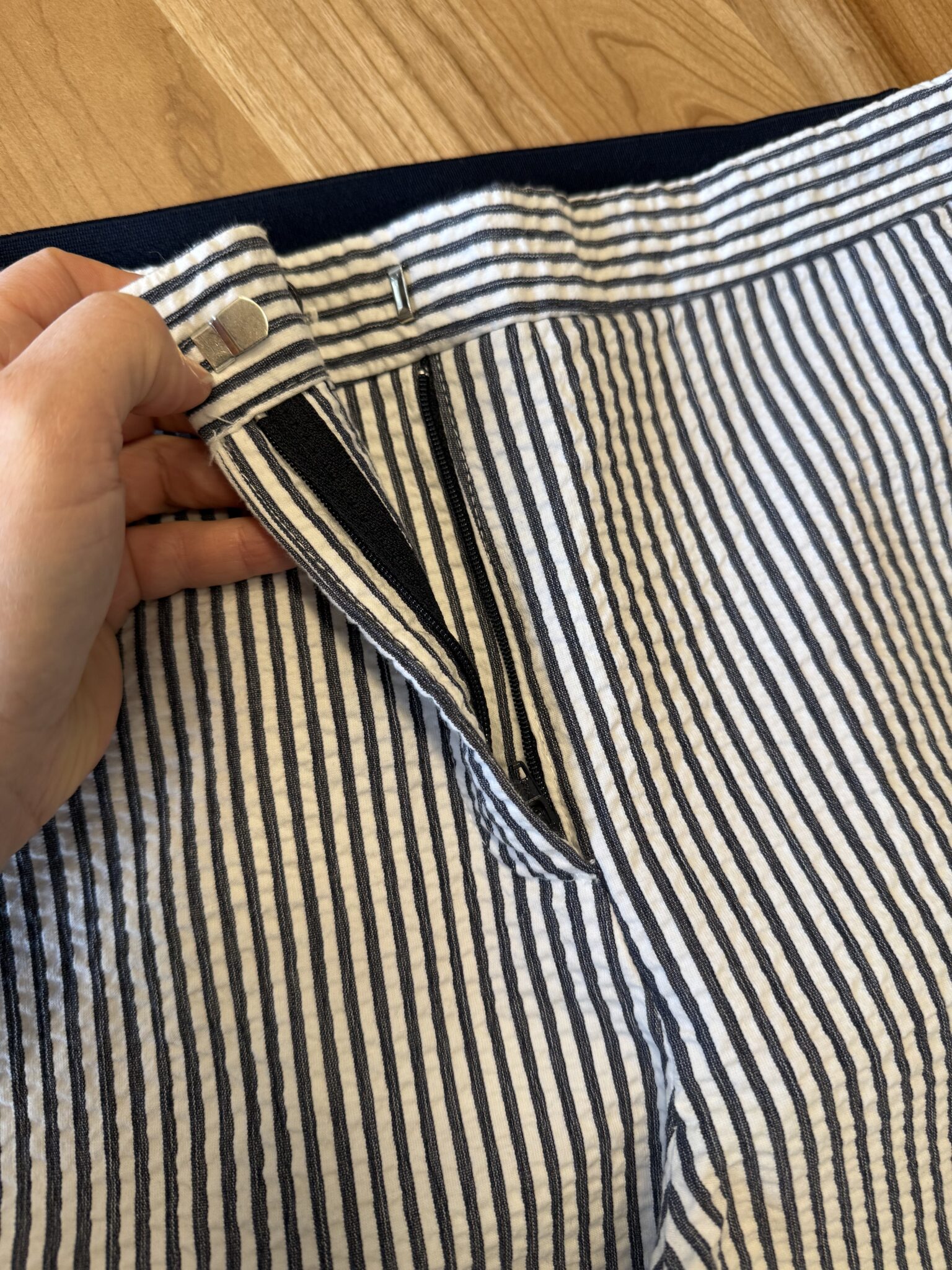 Image for Pantalon ligné bleu marine et blanc