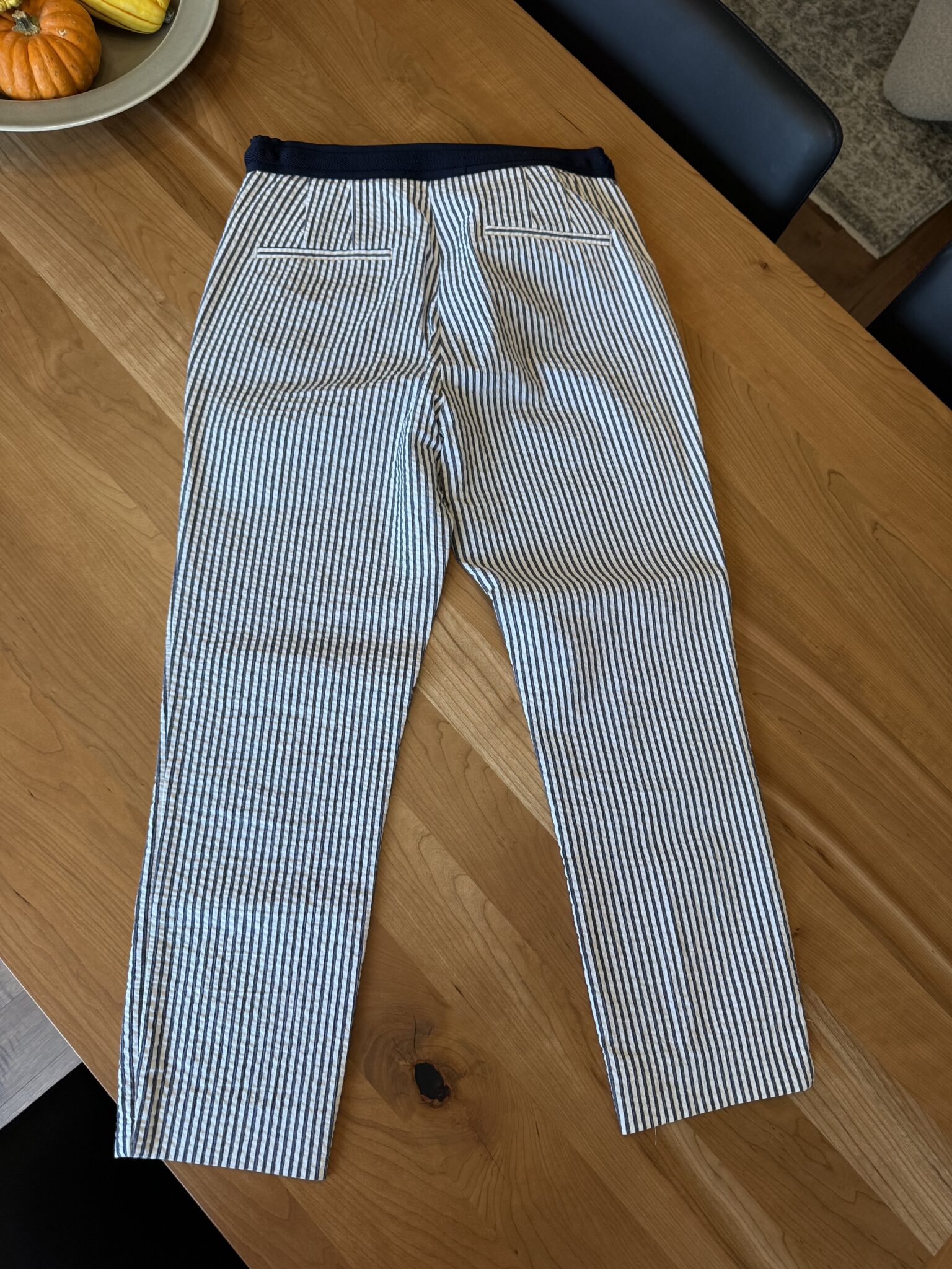 Image for Pantalon ligné bleu marine et blanc