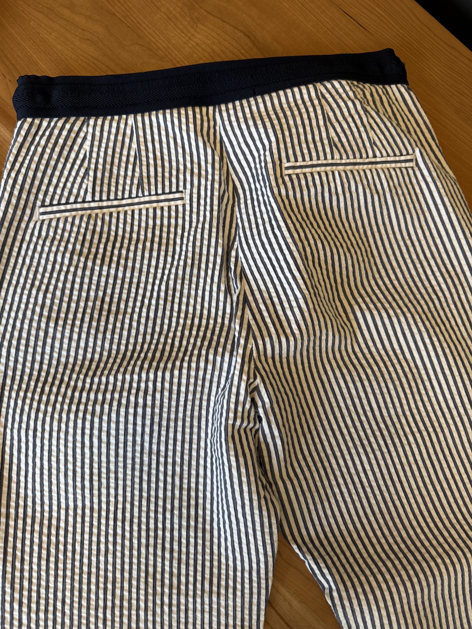 Image for Pantalon ligné bleu marine et blanc