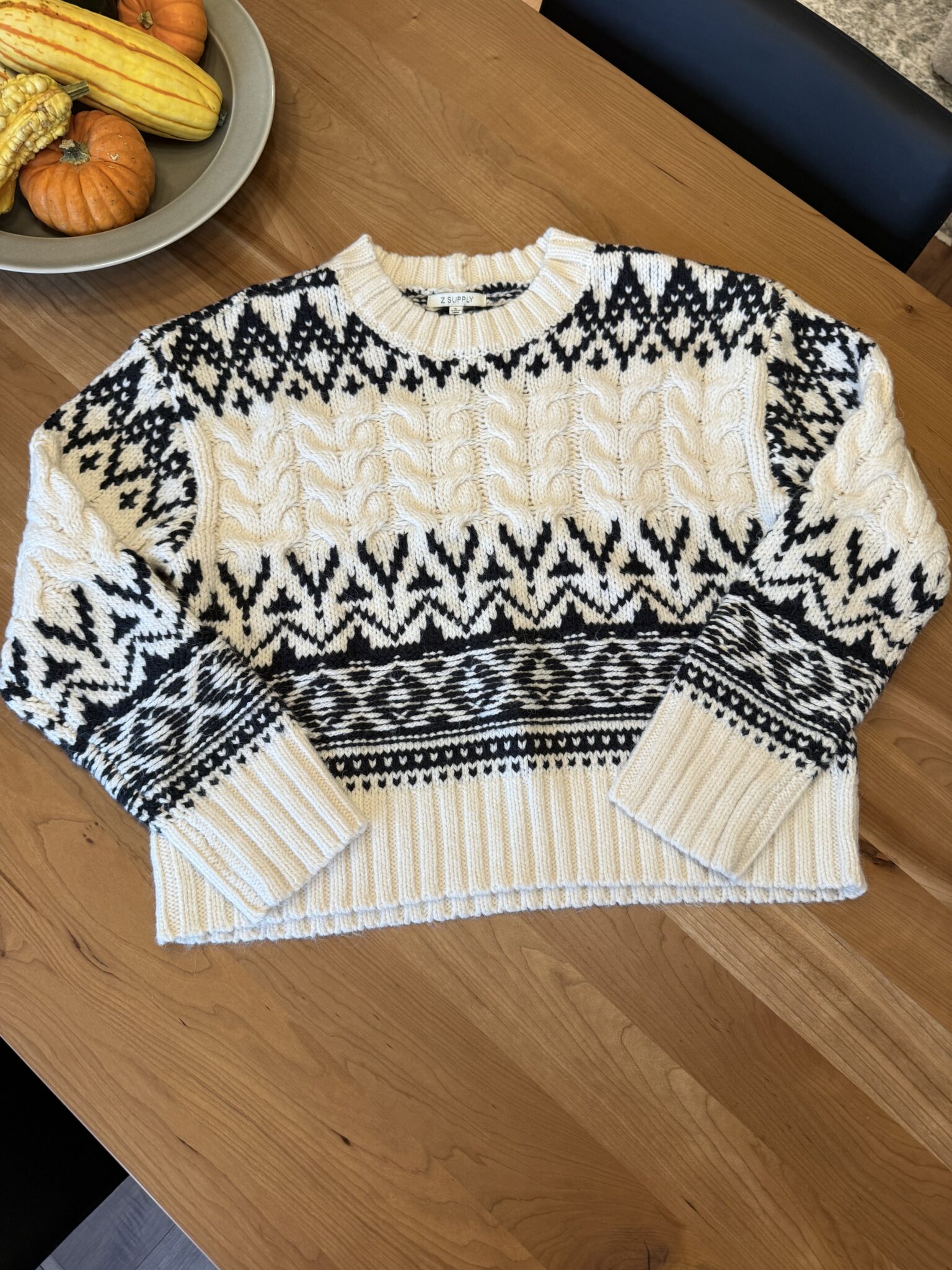 Featured image for Chandail de laine noir et crème