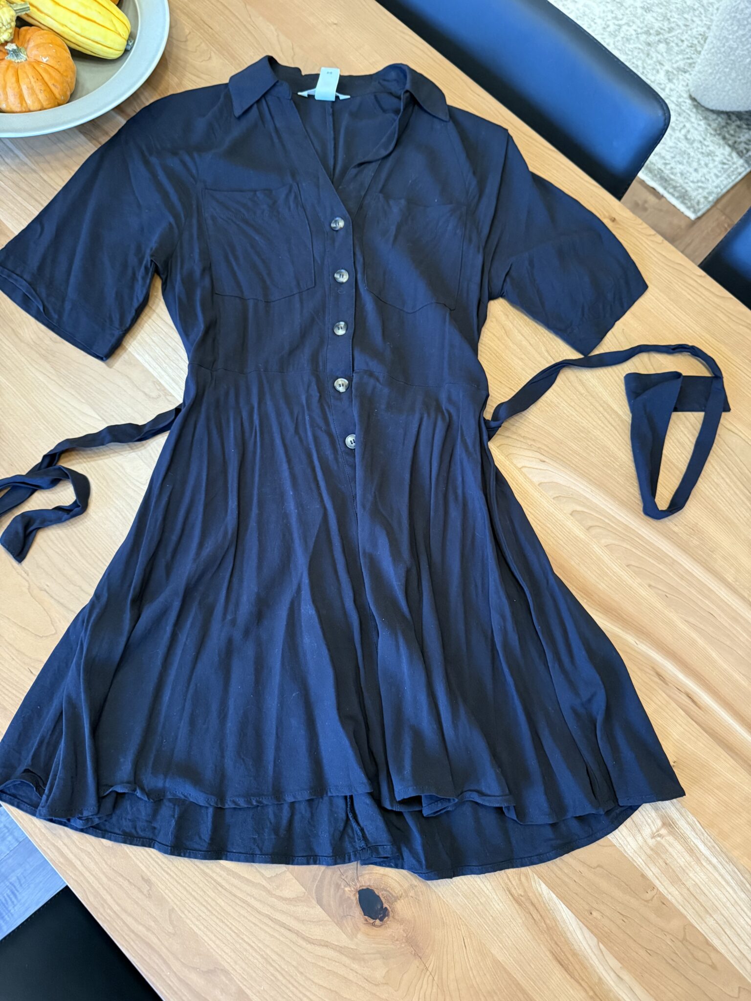 Featured image for Robe noir à boutons