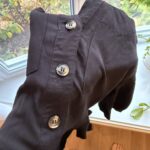 Thumbnail for Robe noir à boutons