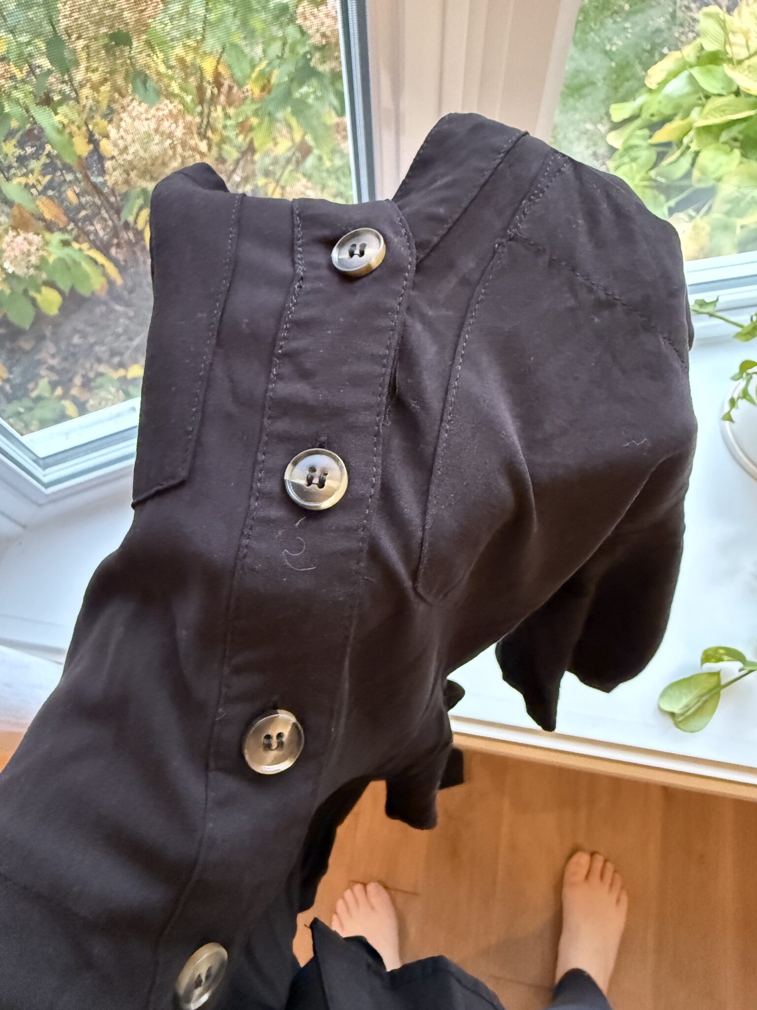 Image for Robe noir à boutons