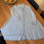 Featured thumbnail for Robe chemise fluide en jeans