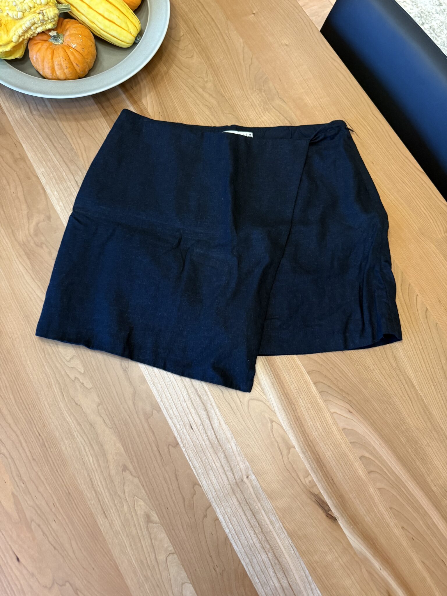 Featured image for Jupe-short en lin noir