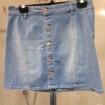 Featured thumbnail for Mini-jupe boutonnée en jeans grandeur 9/29