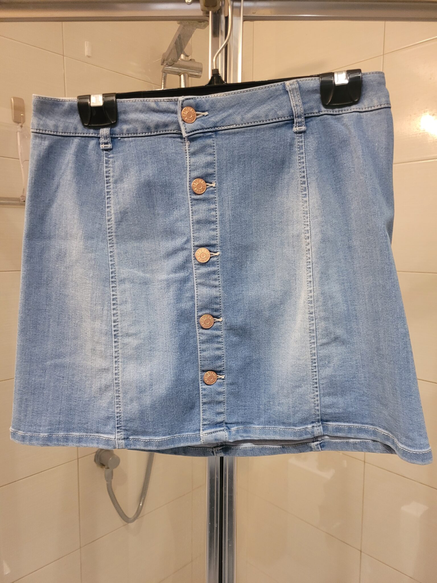 Featured image for Mini-jupe boutonnée en jeans grandeur 9/29
