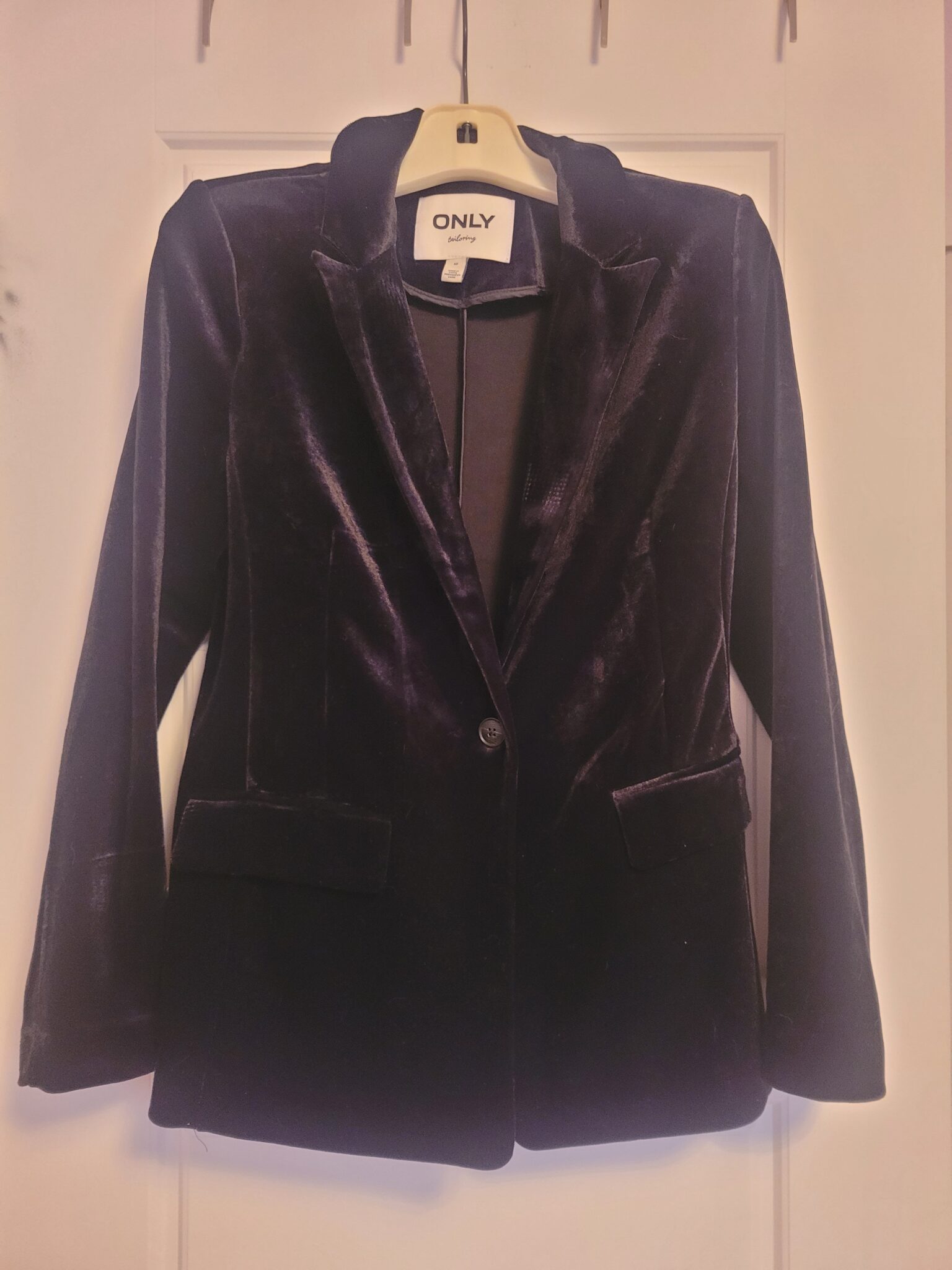 Featured image for Veston en velours noir medium