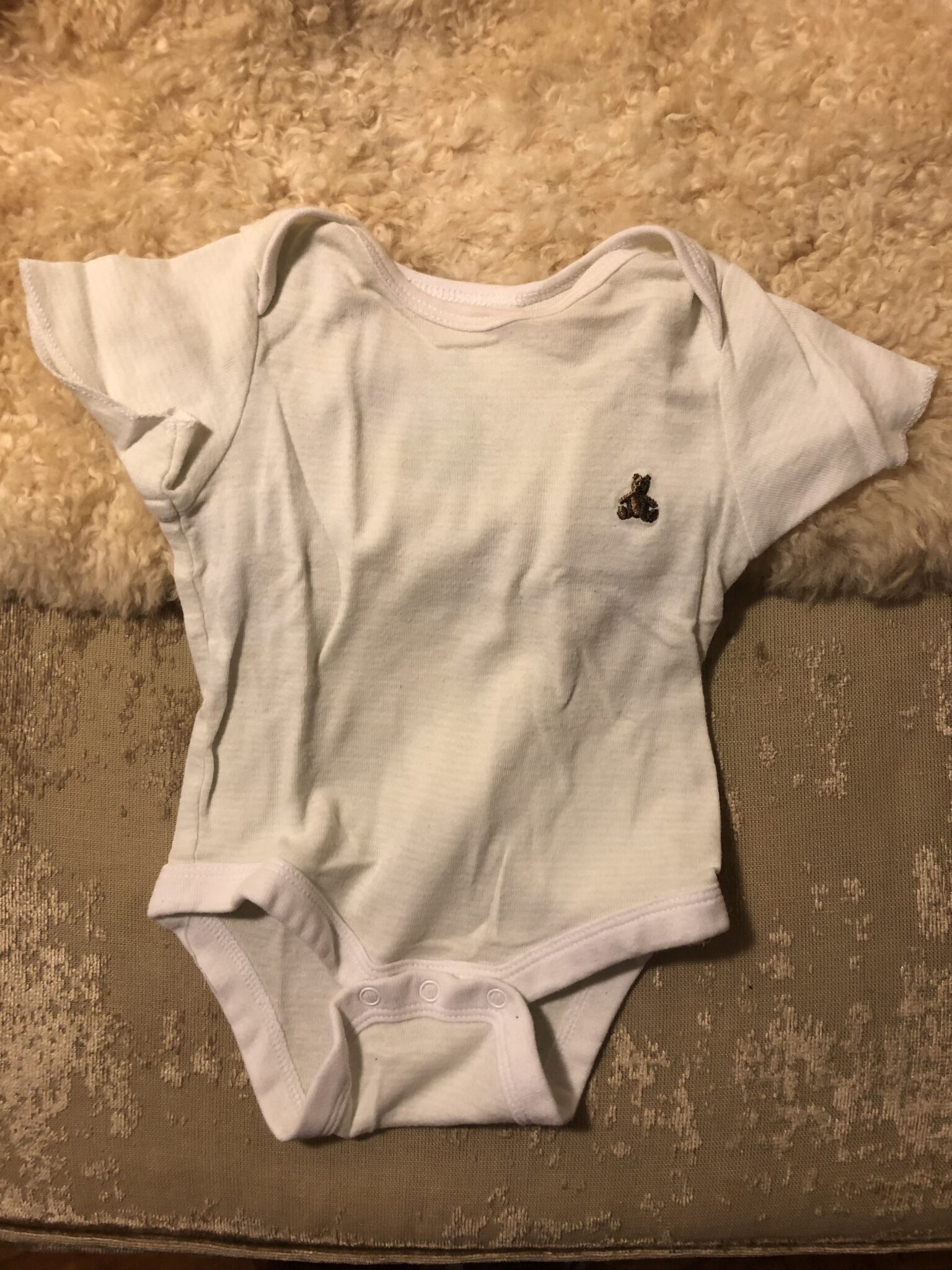 Featured image for Cache couche ligné bébé naissant