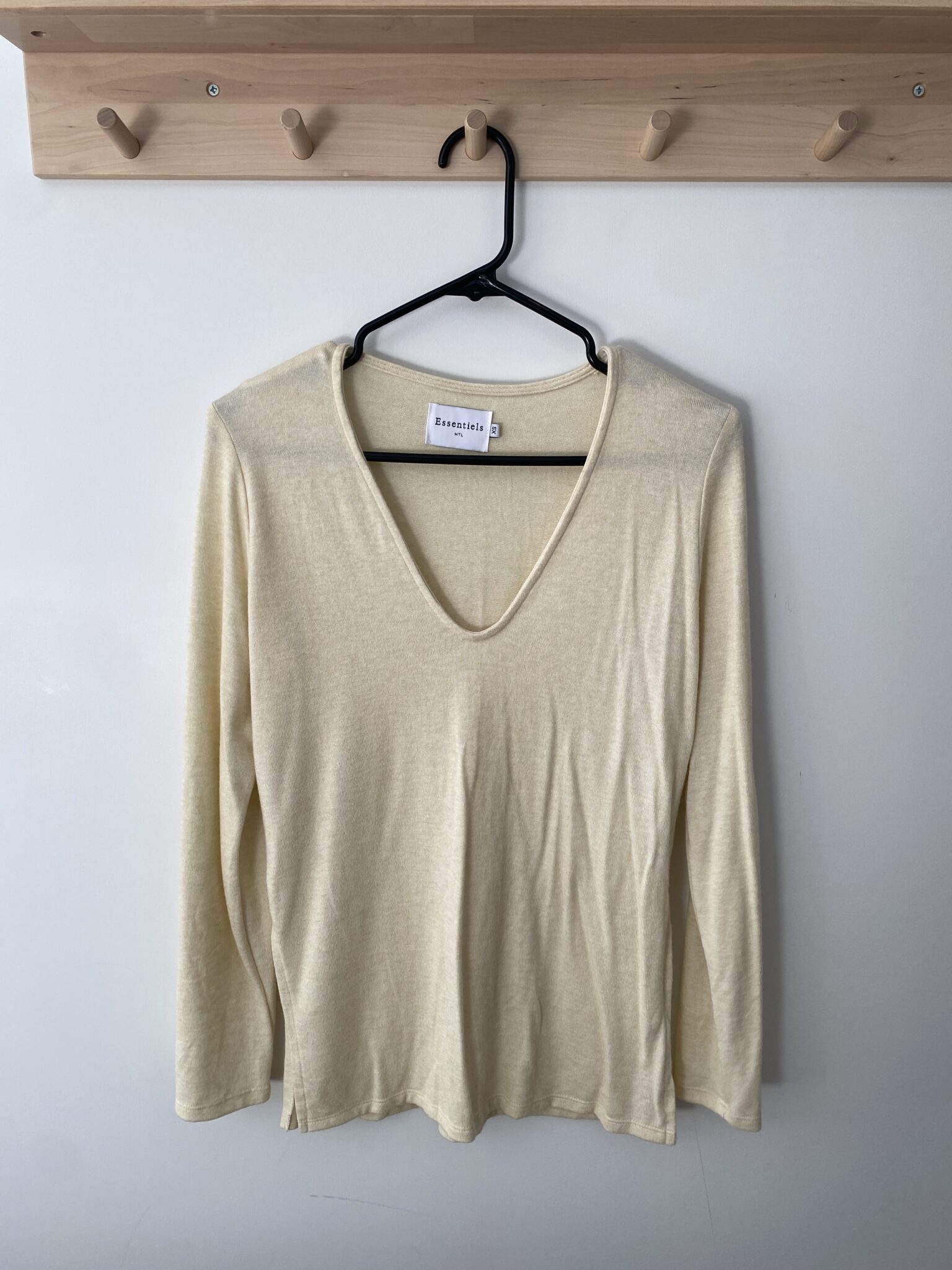 Featured image for Chandail beige Essentiels et co