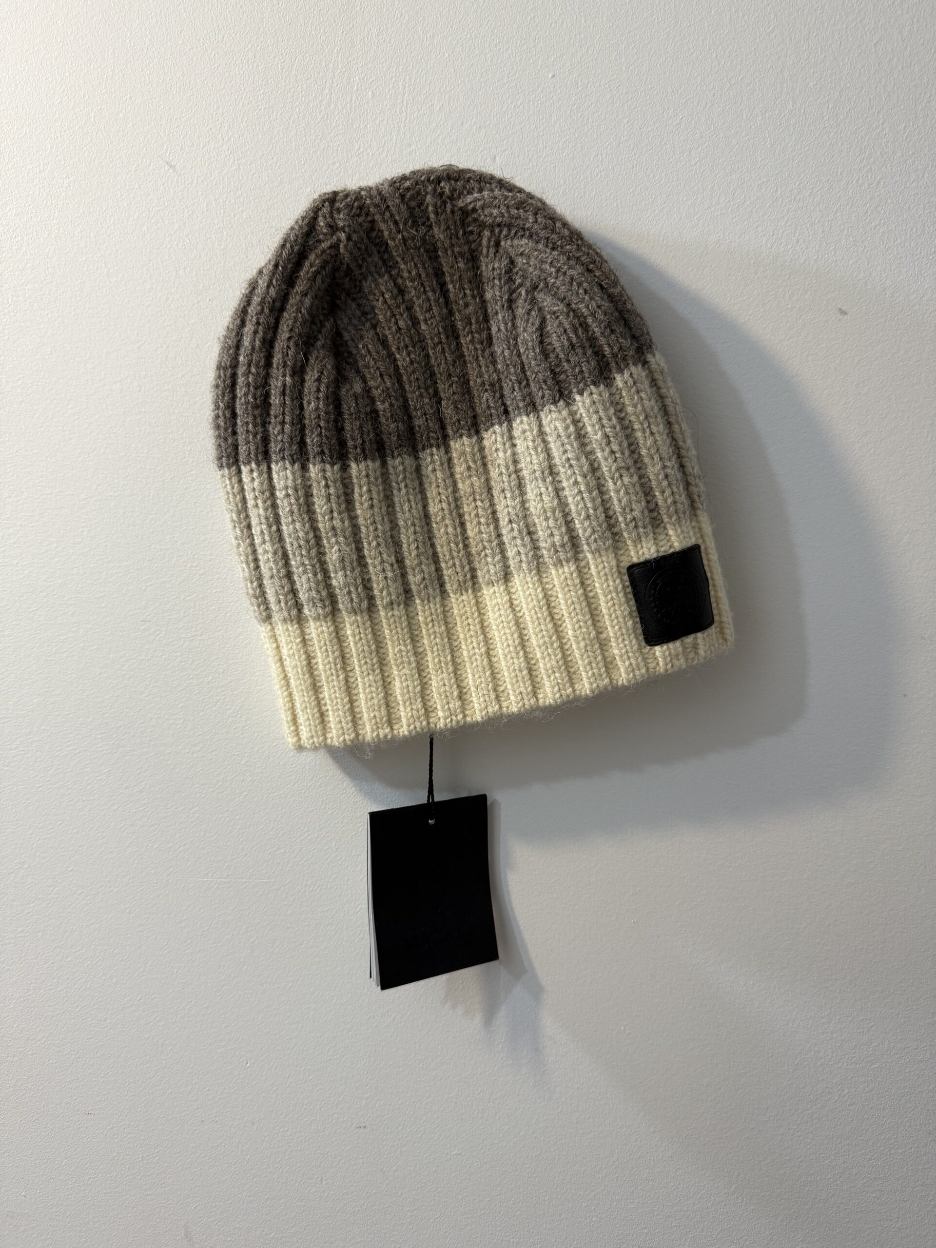 Chapeau Canada Goose Ribbed slouchy hat Canada Goose seconde main