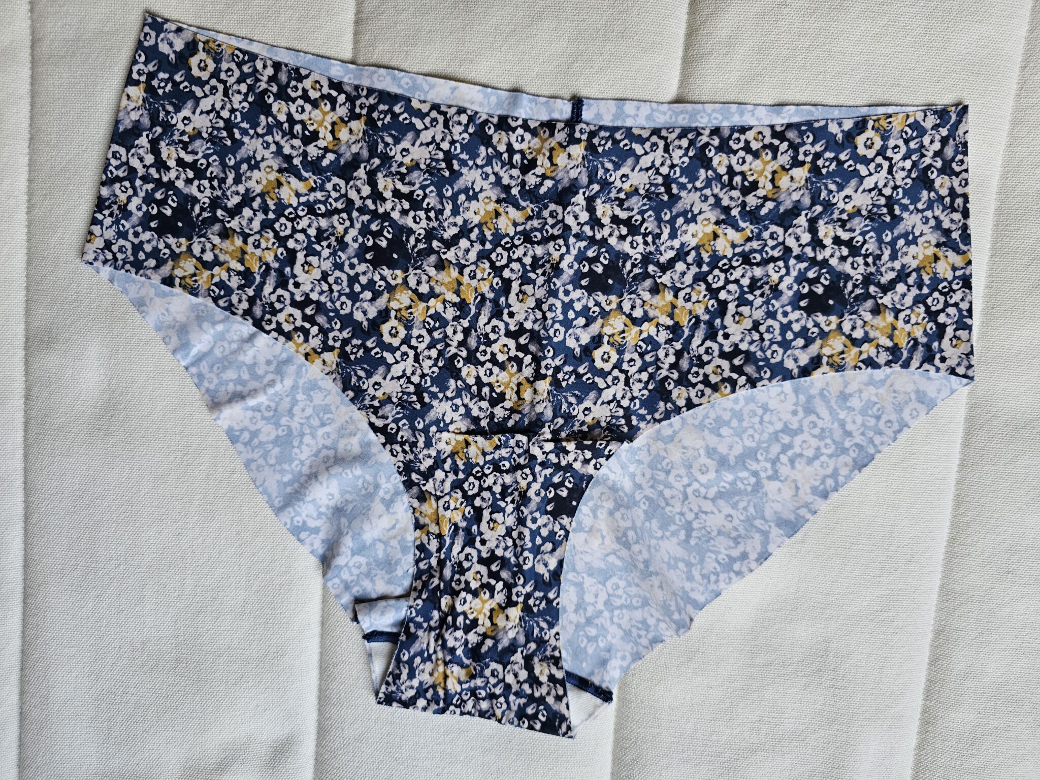 Featured image for culotte cheeky sans couture fleuri bleu jaune et crème.