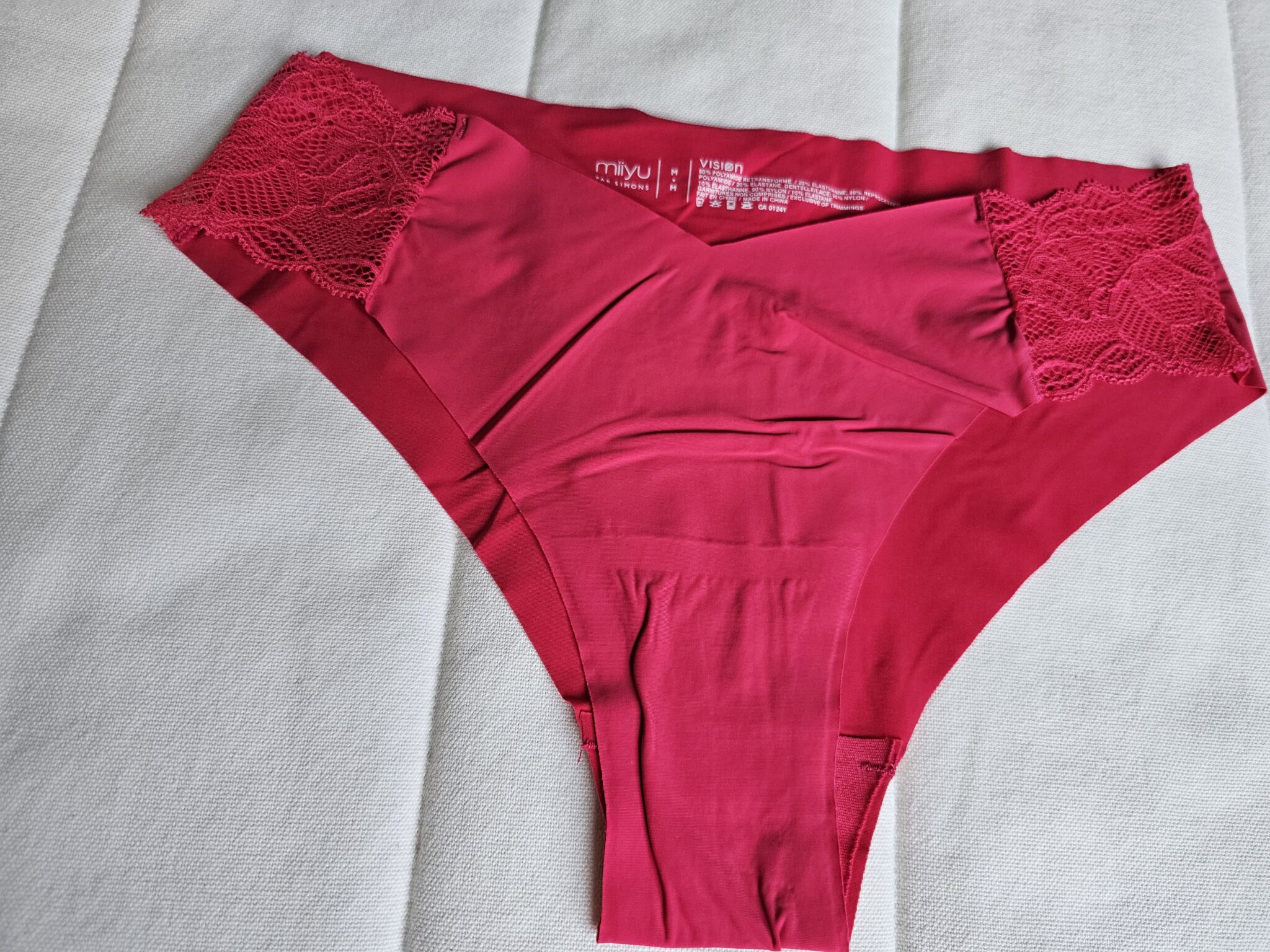 Featured image for culotte cheeky avec côté en dentelle.